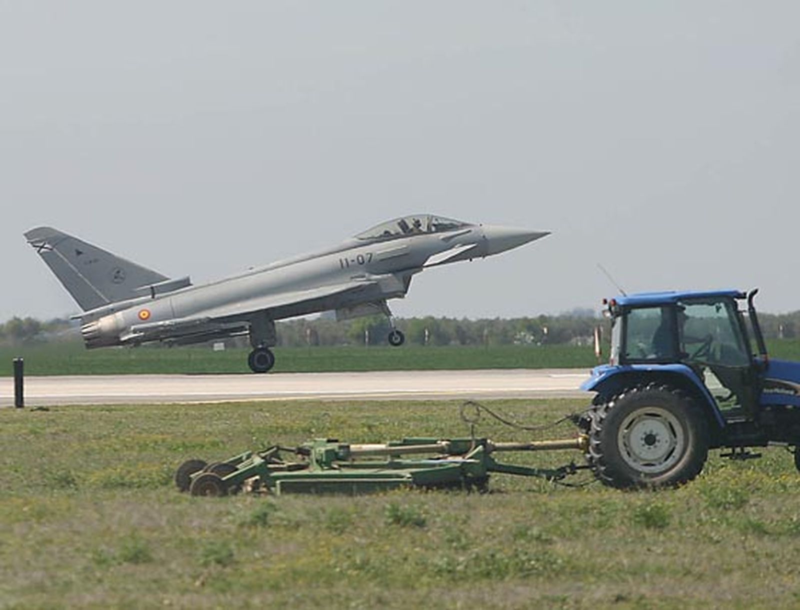 Cazas Eurofighter multinacionales exhiben su poderío en Morón