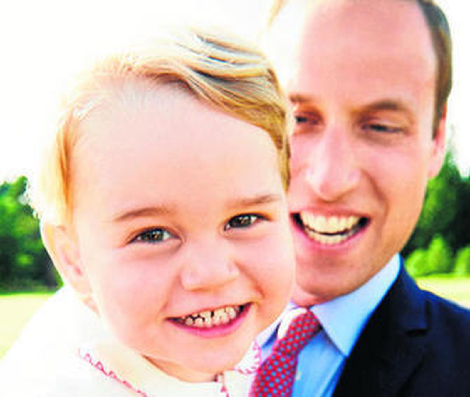 El pequeño, con su padre en una fotografía oficial difundida por el Palacio de Kensington.