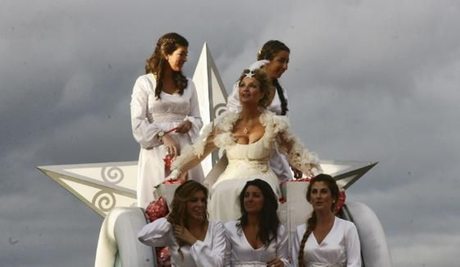 La Estrella de la Ilusión, encarnada por Marita Rufino, a la salida de las antiguas cocheras de Tussam, con el cielo gris de fondo.

Foto: Antonio Pizarro