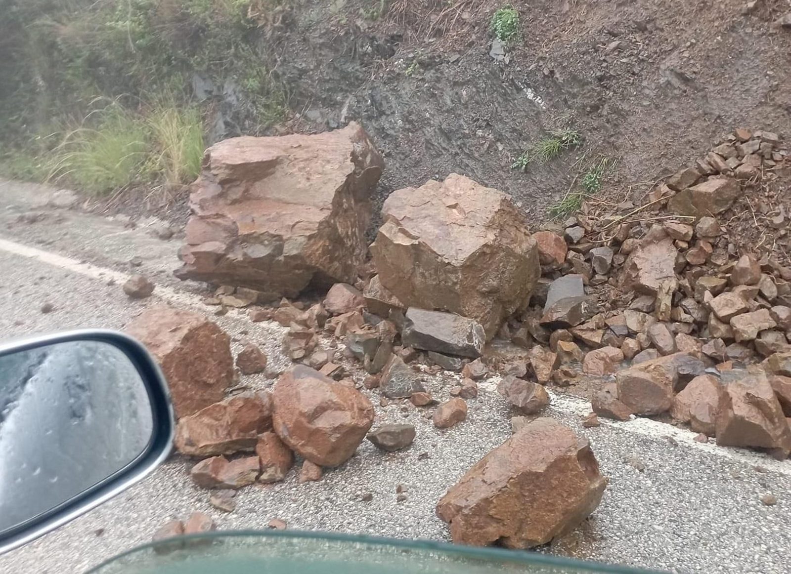 Desprendimiento en carretera Iznate-Cajiz e Iznate-Benamocarra Desprendimiento en carretera Iznate-Cajiz e Iznate-Benamocarra