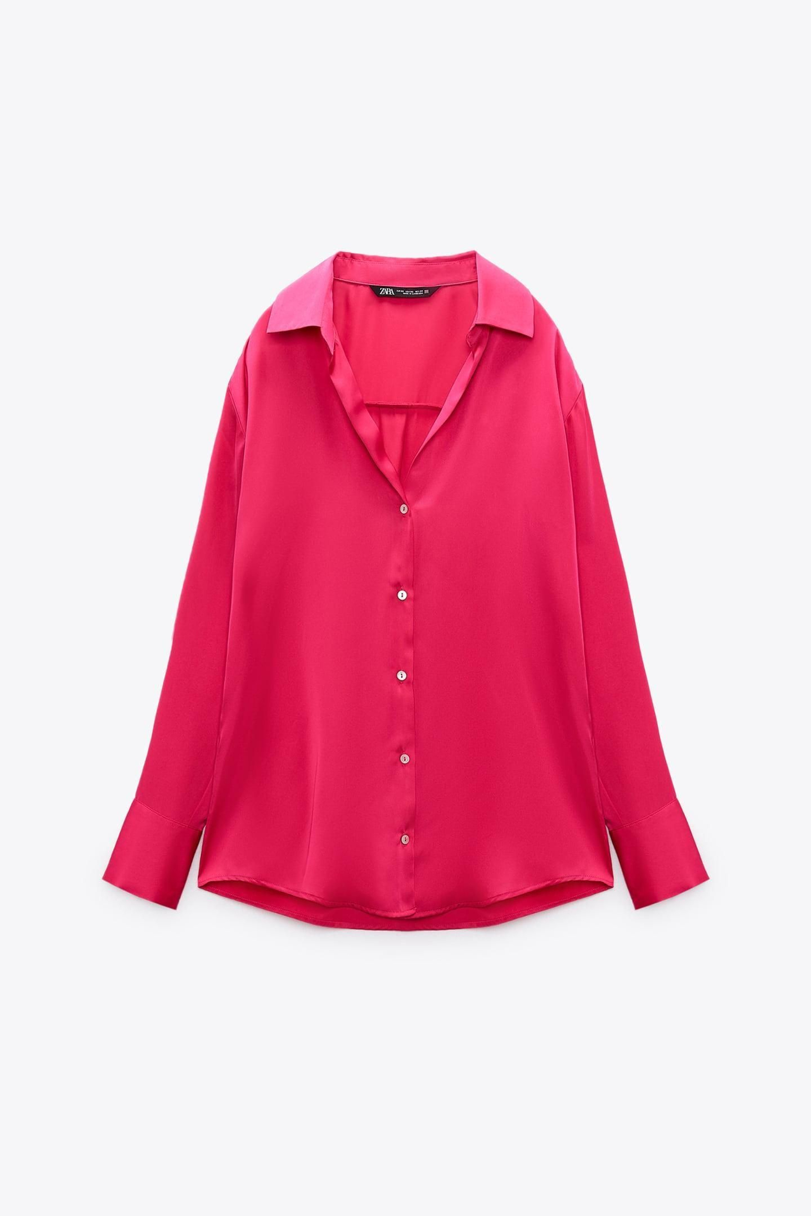 Camisa satinada de color rosa fucsia de Zara.