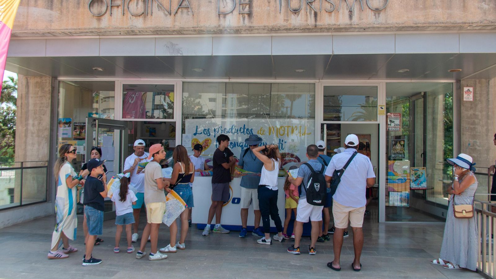 Durante toda la mañana multitud de cruceristas han pasado por la oficina de Turismo