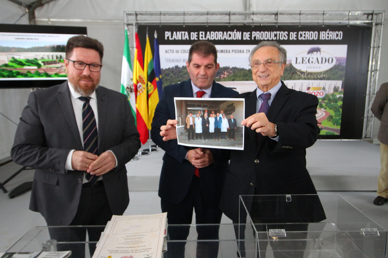 Imágenes de la colocación de la primera piedra de la planta de ElPozo en Jabugo.