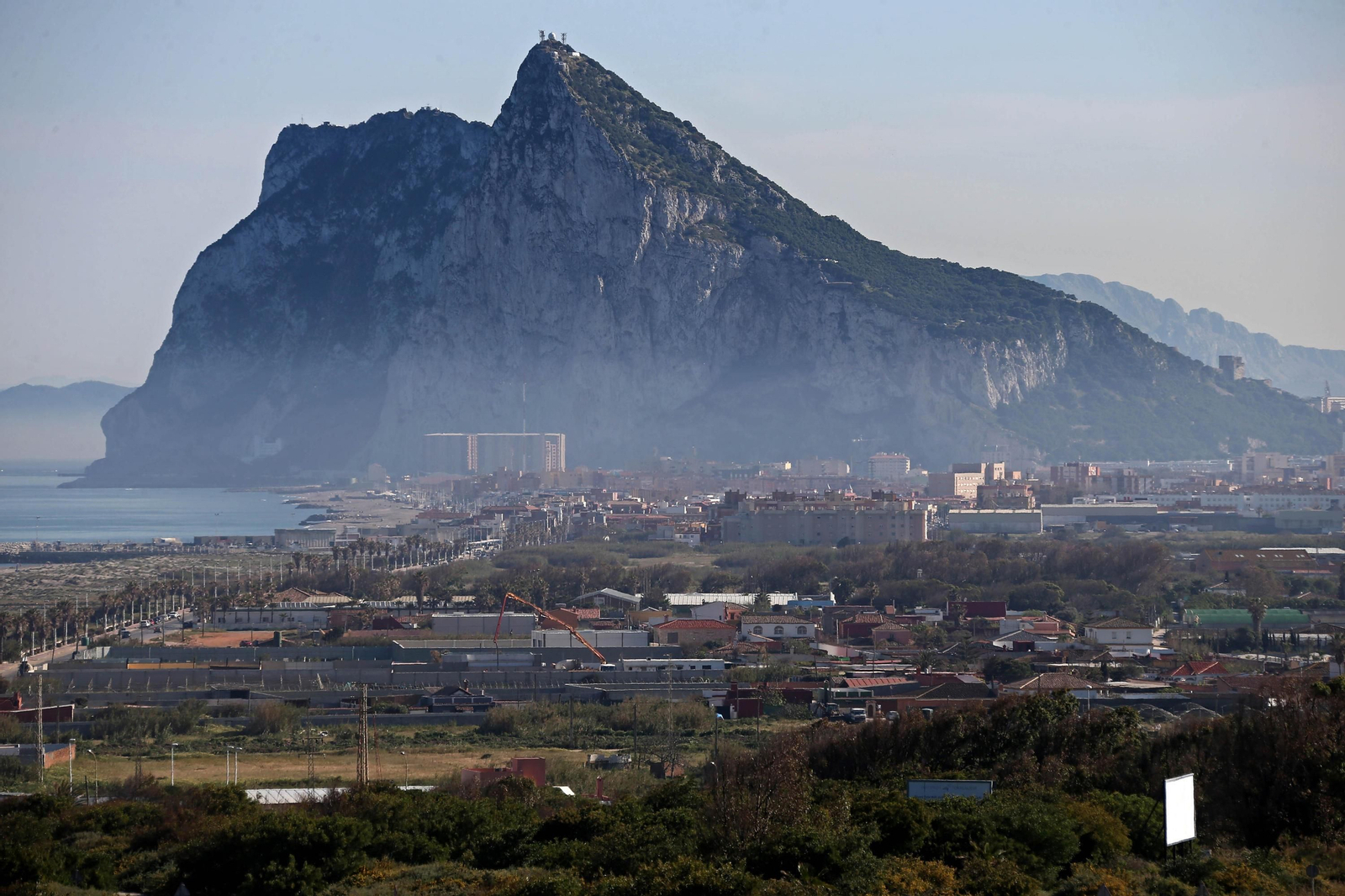 Vista de La Línea con Gibraltar al fondo.