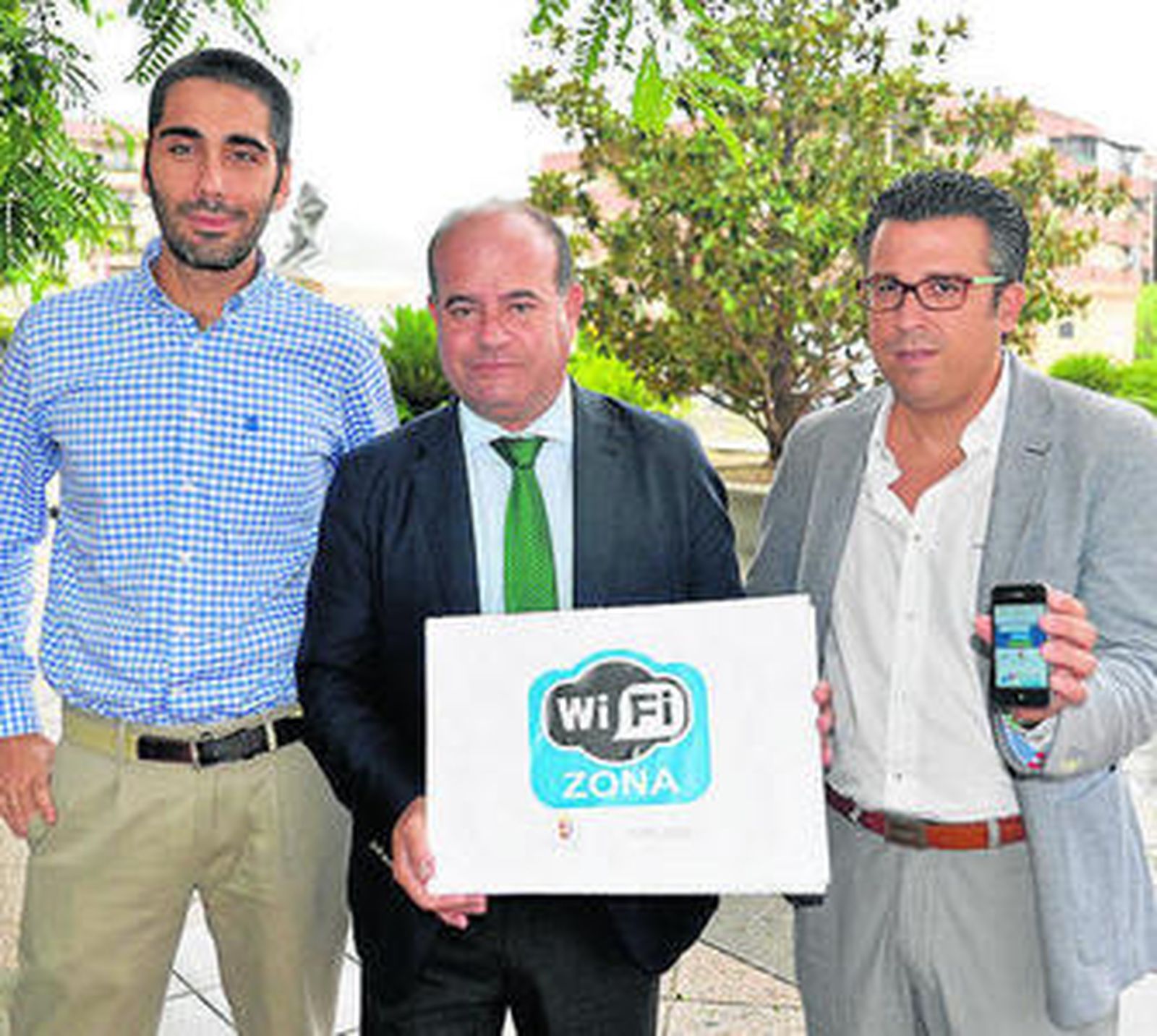 Los responsables municipales en la presentación de la conexión.