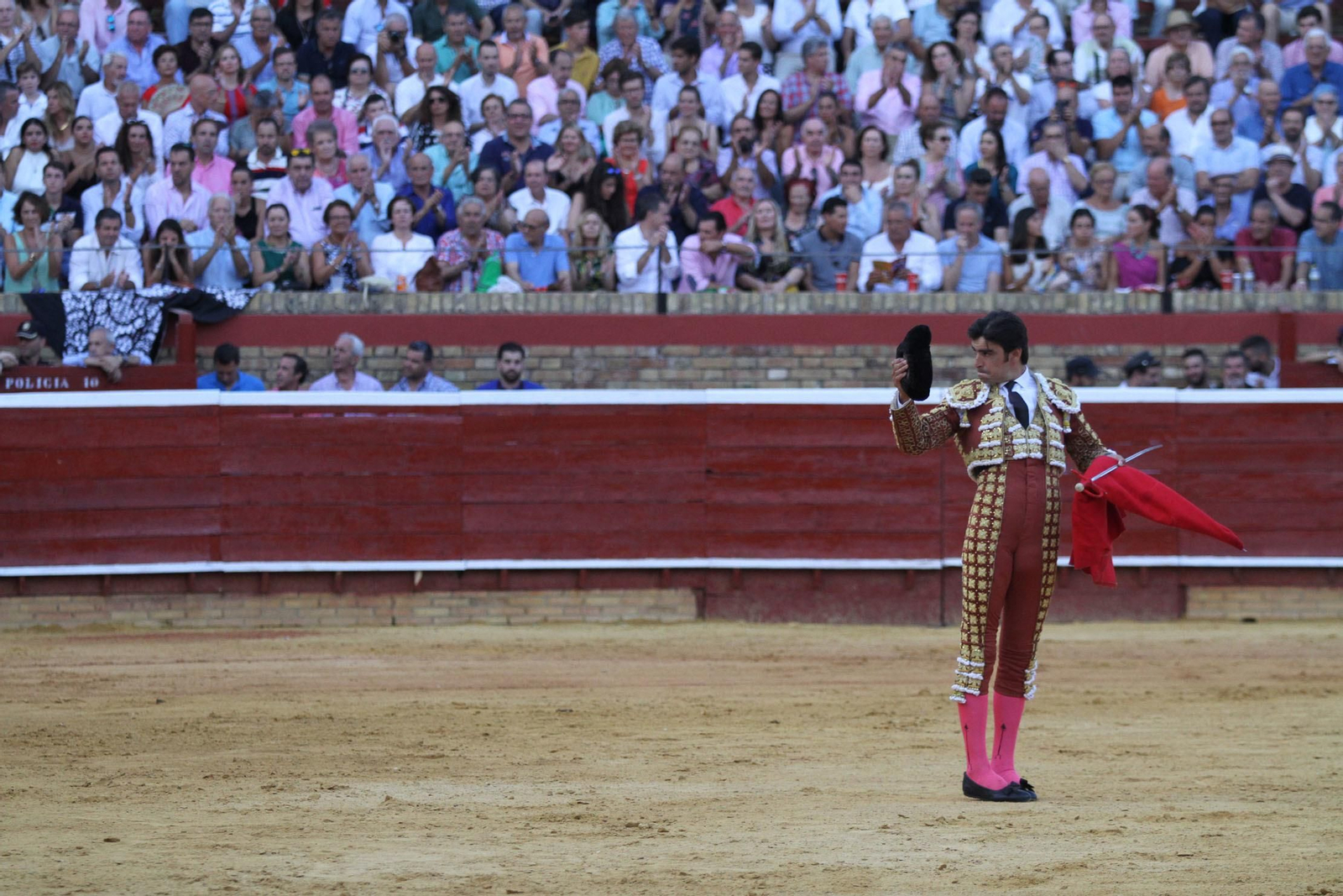 Imágenes de la faena de Miguel Angel Perera en el coso Onubense.