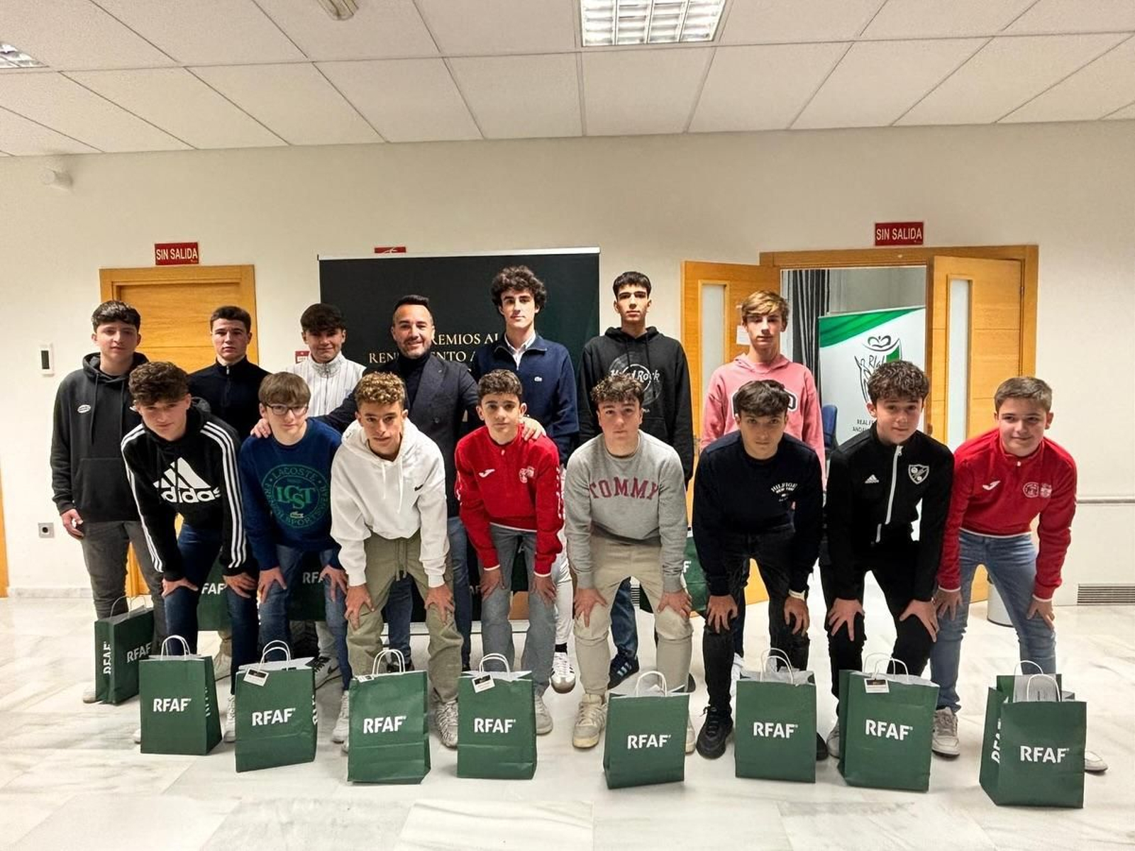 Los premiados, junto al presidente-delegado Javier Mañas.