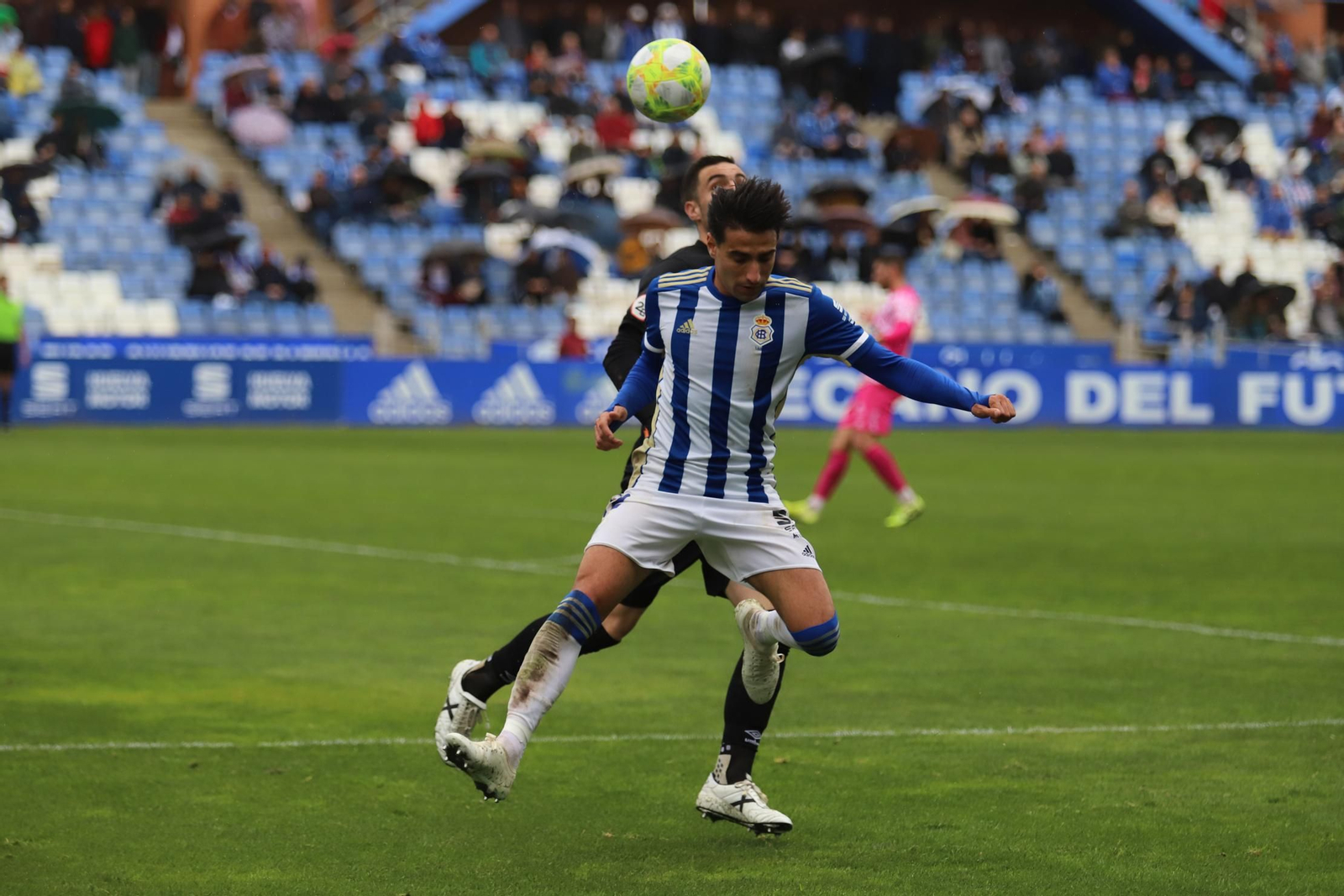 Chuli pugna con un rival por el balón durante el último partido del Recre frente al Badajoz.