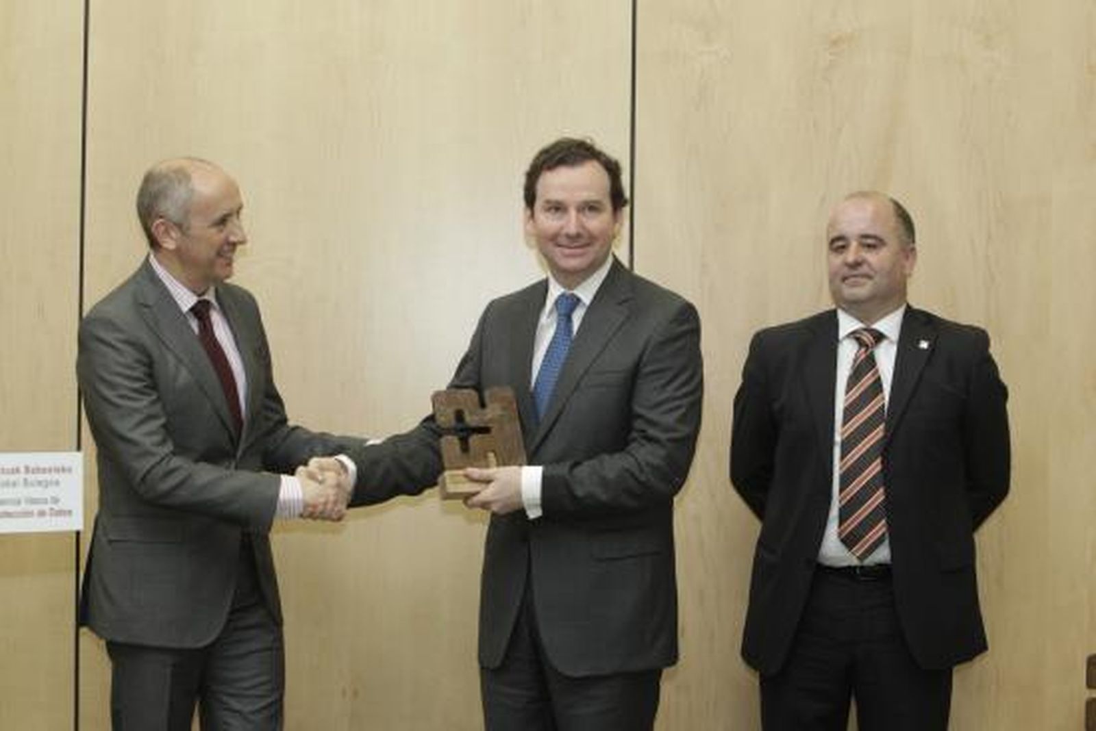 Antonio Troncoso recibe de manos de Josu Erkoreka el reconocimiento del Gobierno vasco en 2014
