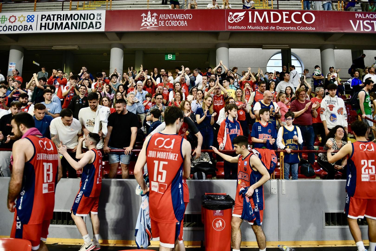 Los jugadores del Jaén CB saludan a la afición rojilla en la vuelta del play off de ascenso en Córdoba.