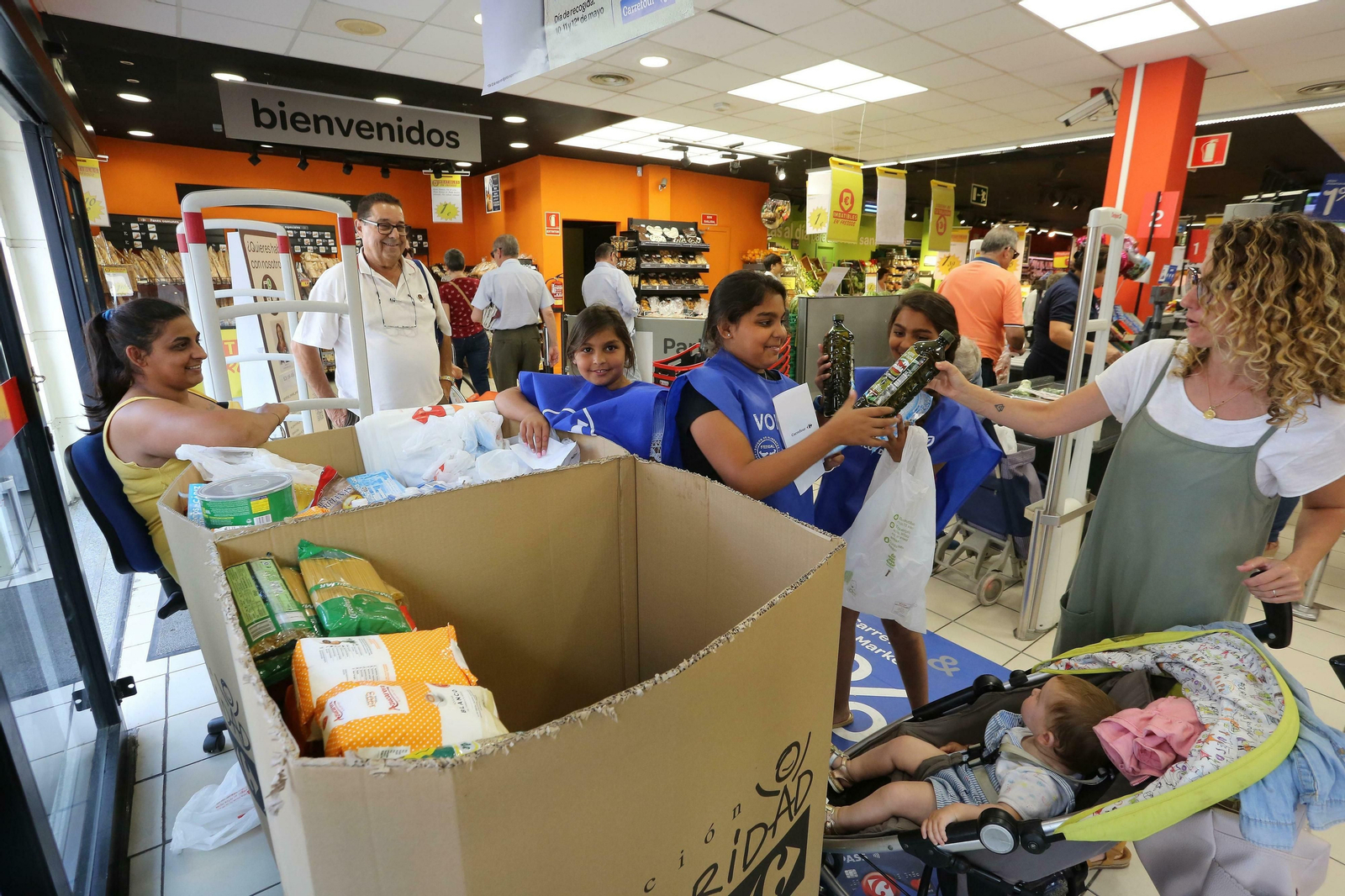 Momento de la recogida de alimentos en uno de los supermercados.
