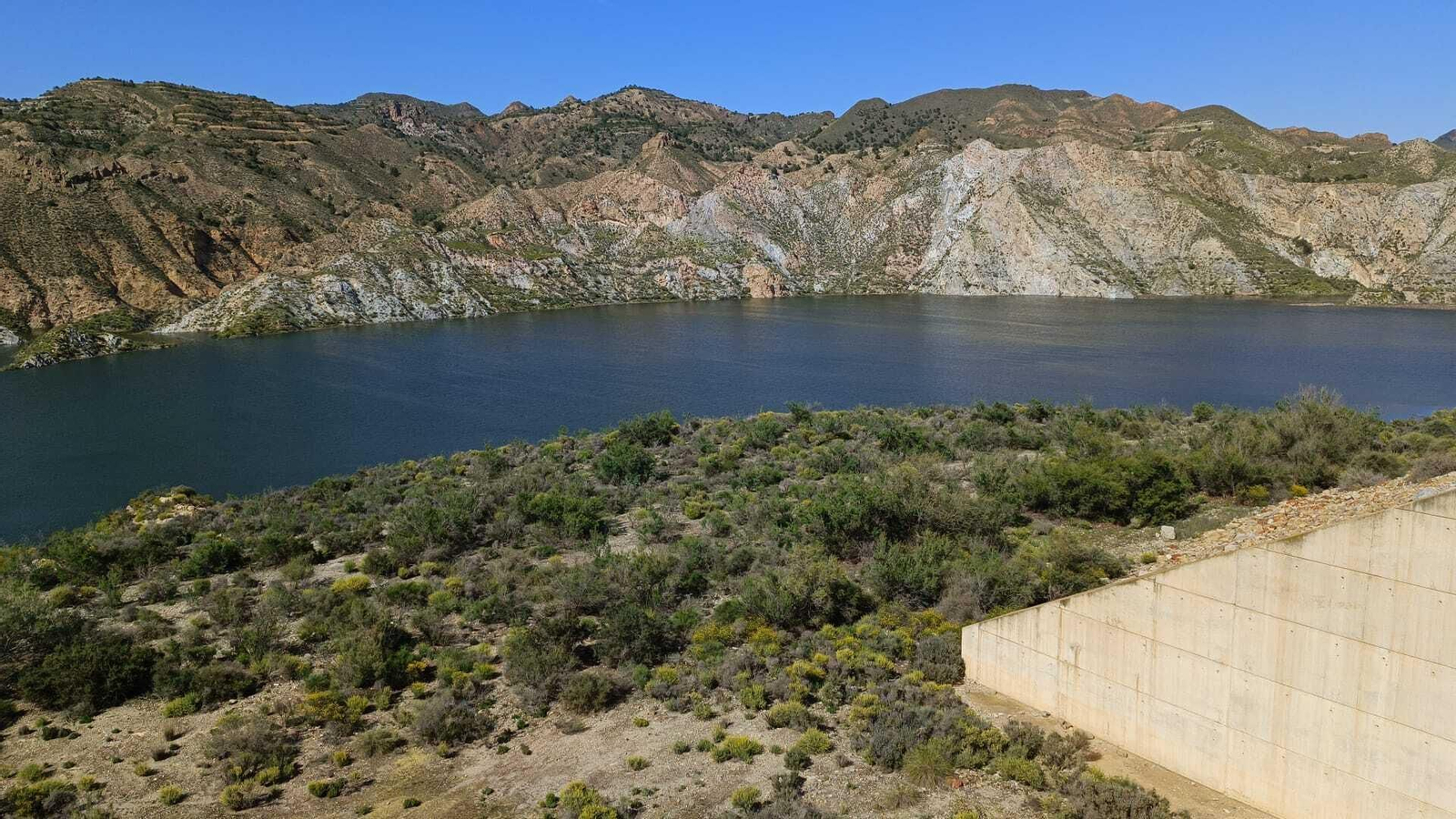 Así se encuentra el embalse de Cuevas del Almanzora tras dos meses intentos de lluvias.