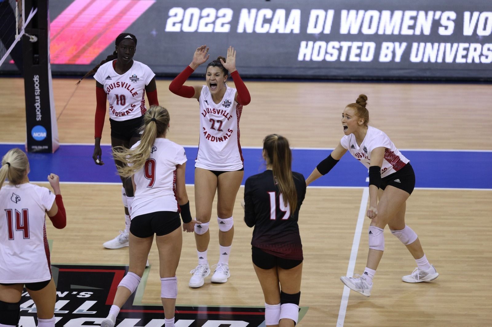 Raquel Lázaro (22) celebra un punto junto a sus compañeras.