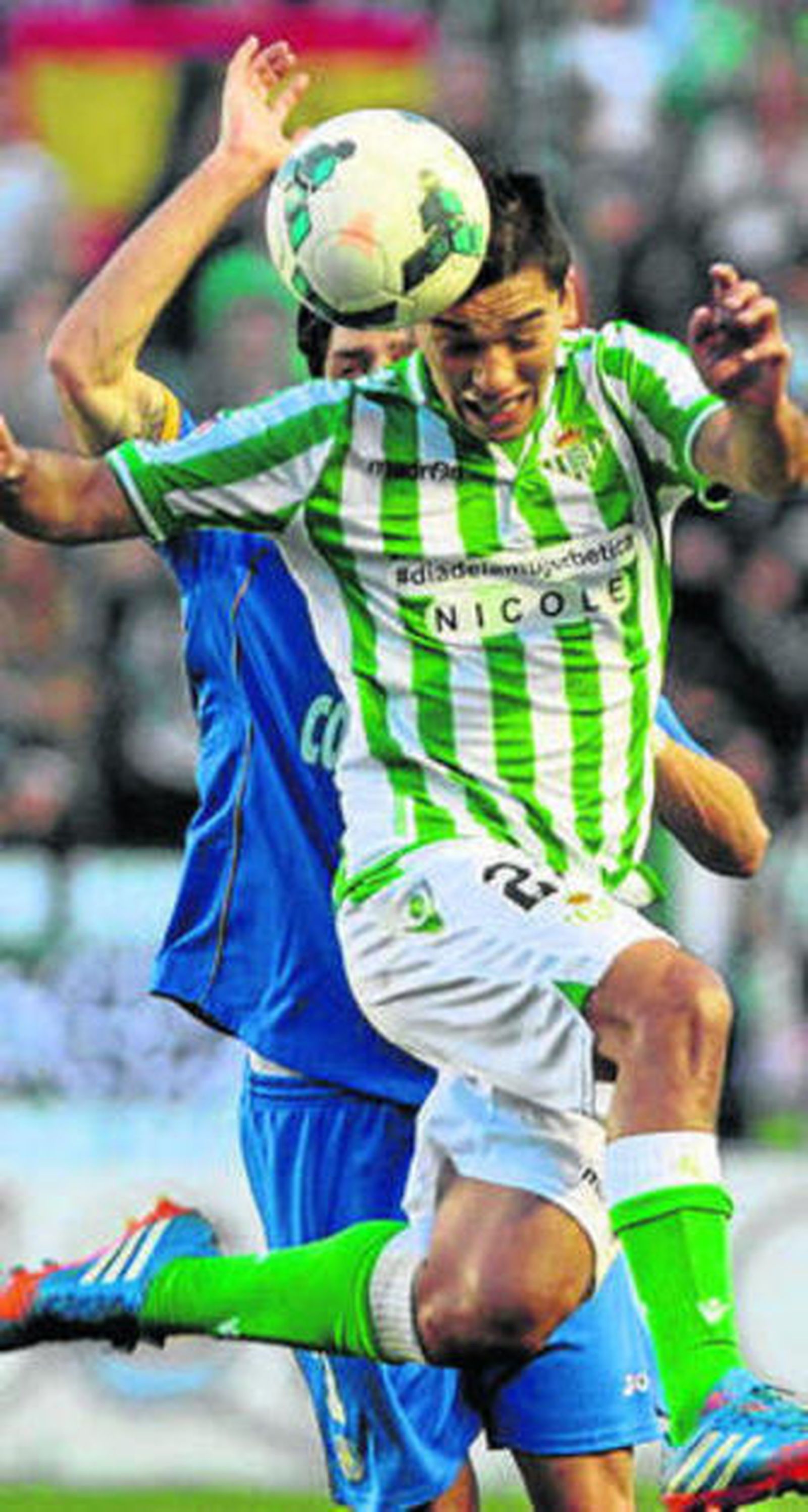 Lolo Reyes cabeceando.