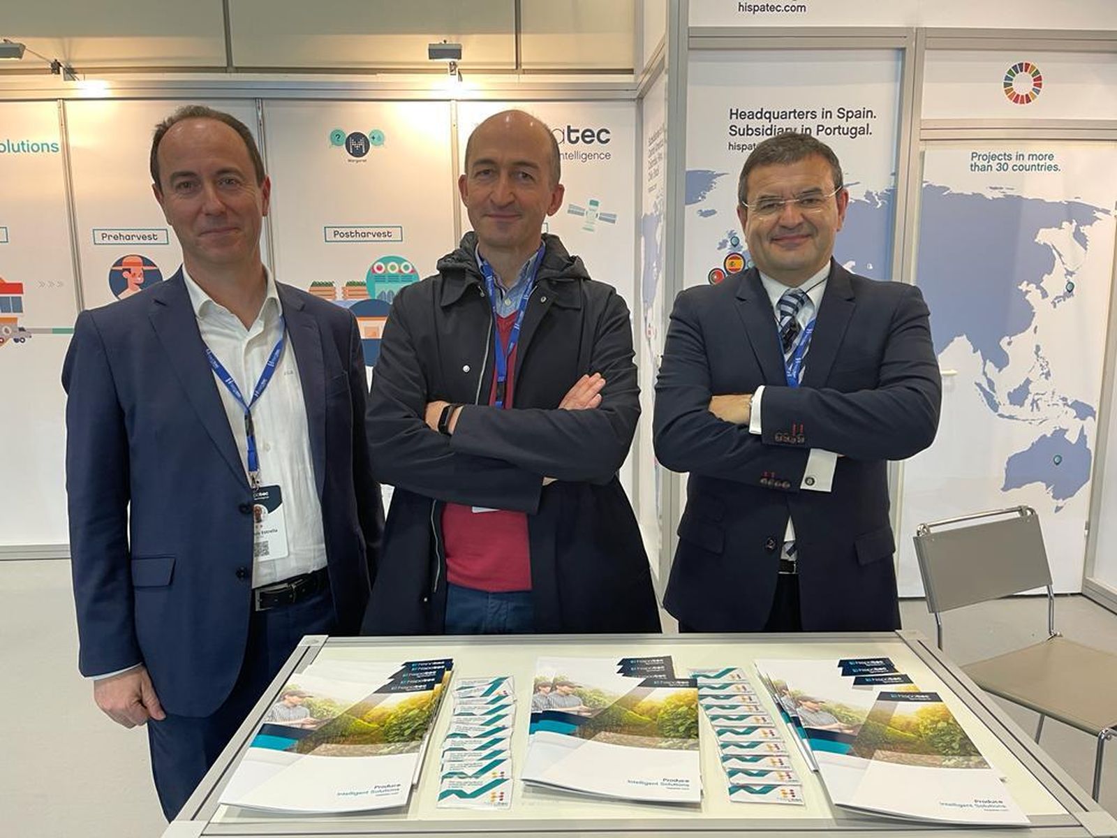 Los representantes de la empresa Hispatec en la feria alemana.