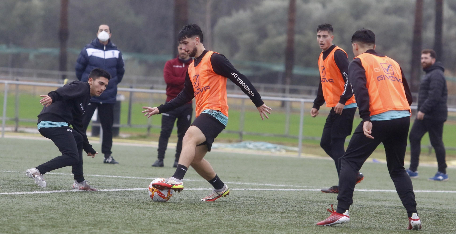 Christian Delgado, durante el entrenamiento de este lunes del filial blanquiverde.