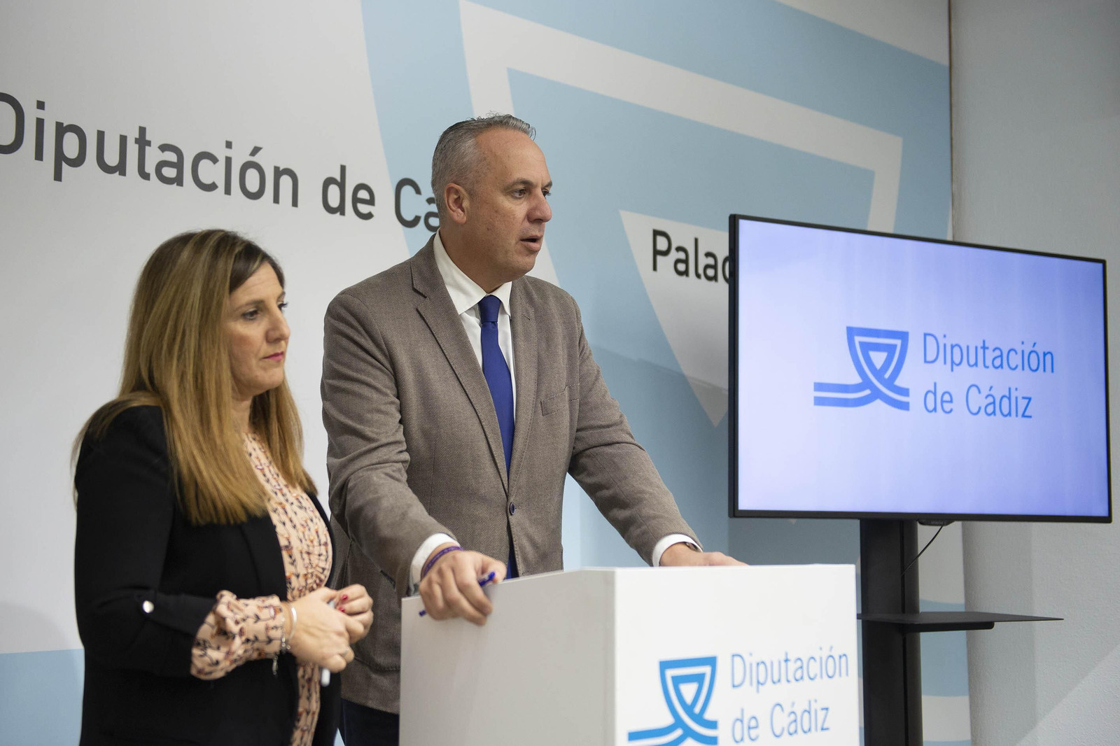 Irene García y Juan Carlos Ruiz Boix, en una comparecencia en la Diputación.