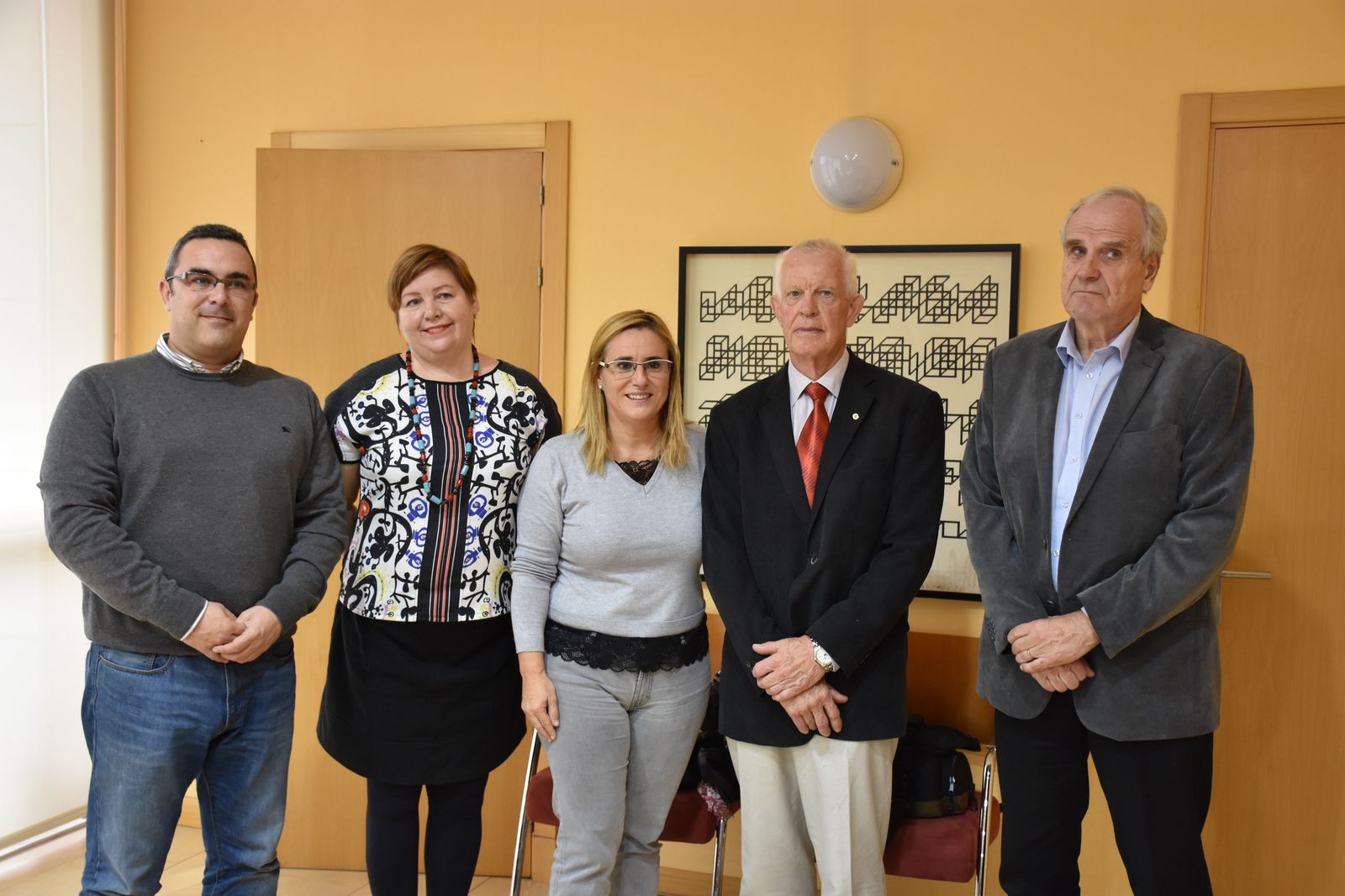 La alcaldesa de Fuengirola, Ana Mula, con representantes de asociaciones finlandesas.