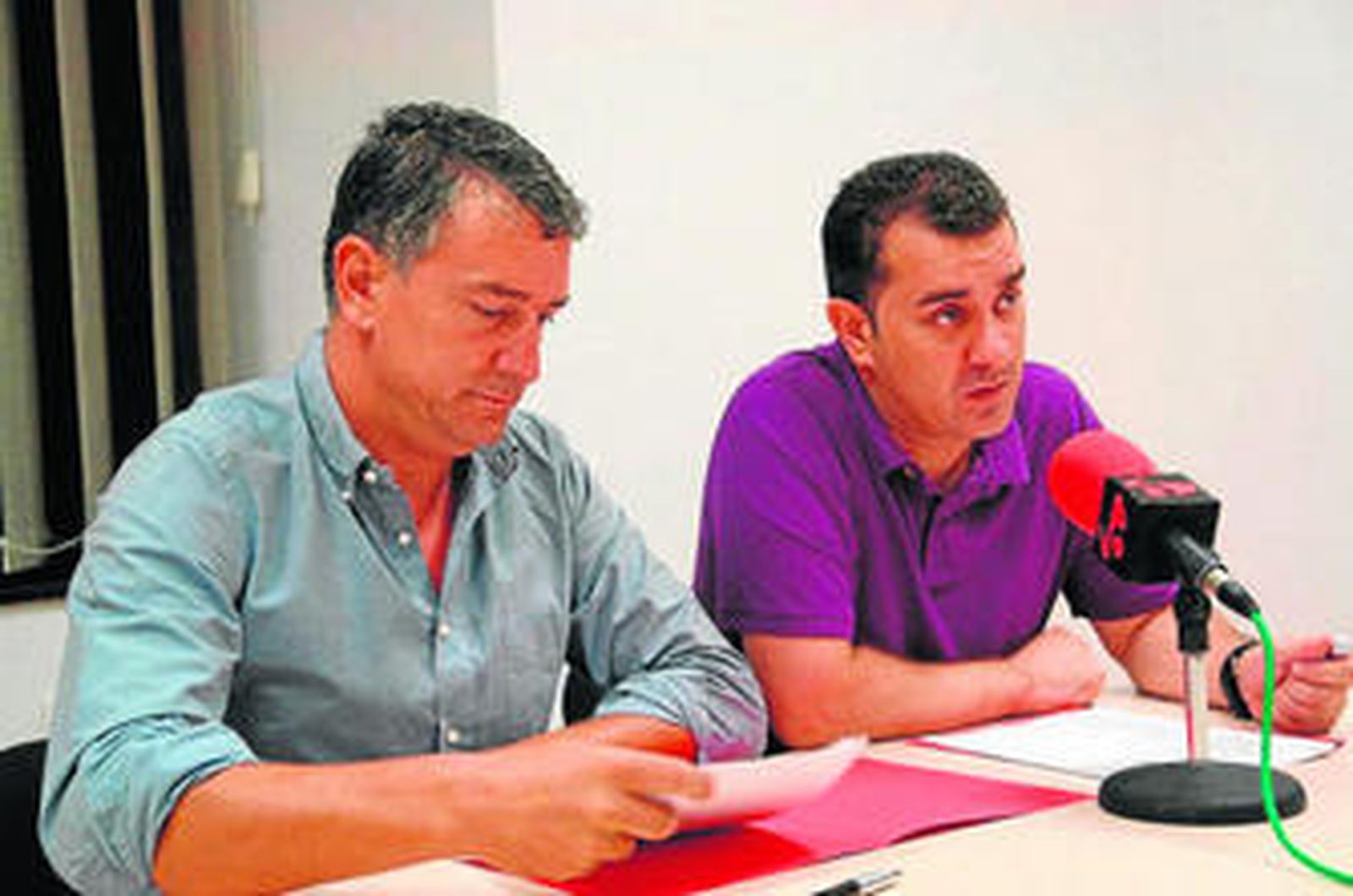 Carlos Bezares (izqda.) junto al técnico de Turismo, Carlos Jordán, en imagen de archivo.