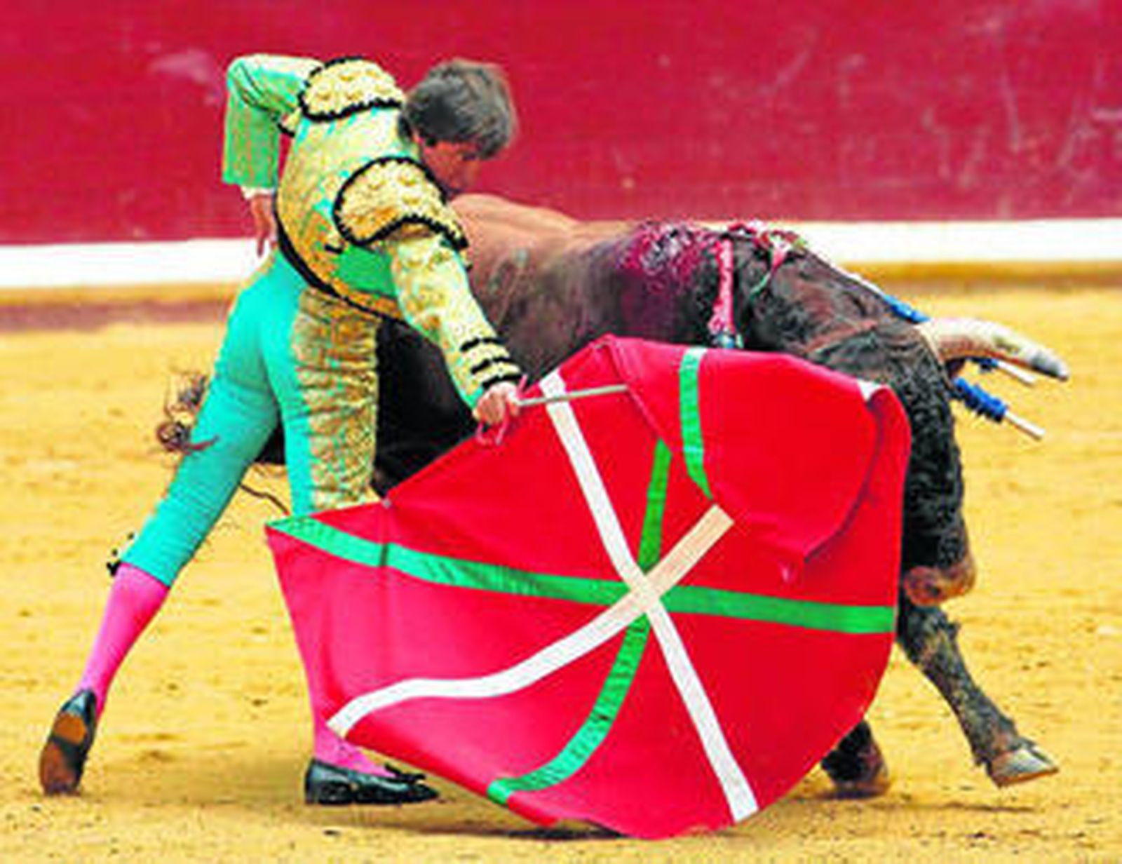 Antonio Barrera, que cortó la única oreja de la tarde, toreando con la bandera autonómica vasca en la muleta.