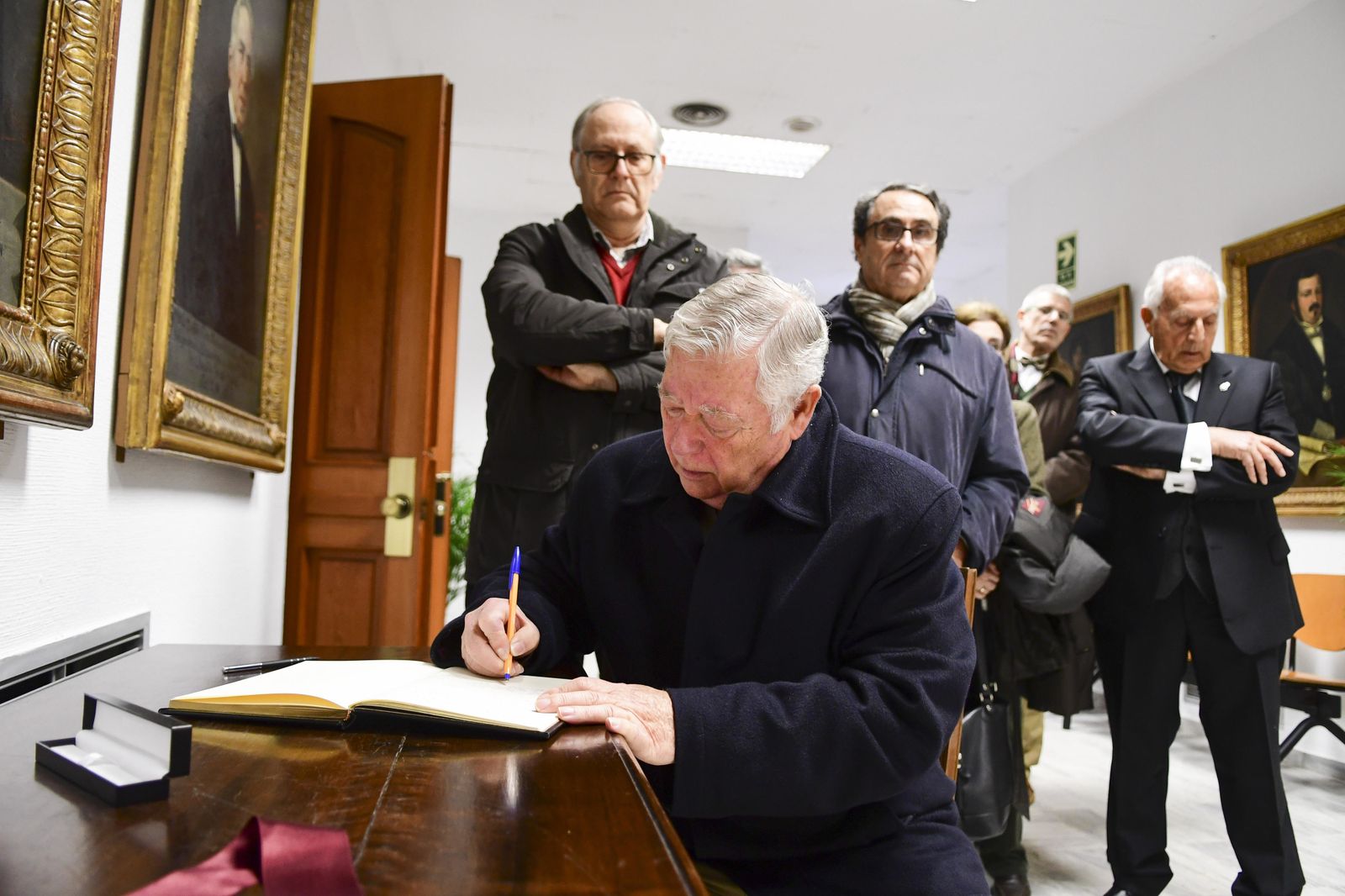 Las imágenes de la capilla ardiente de Pablo García Baena