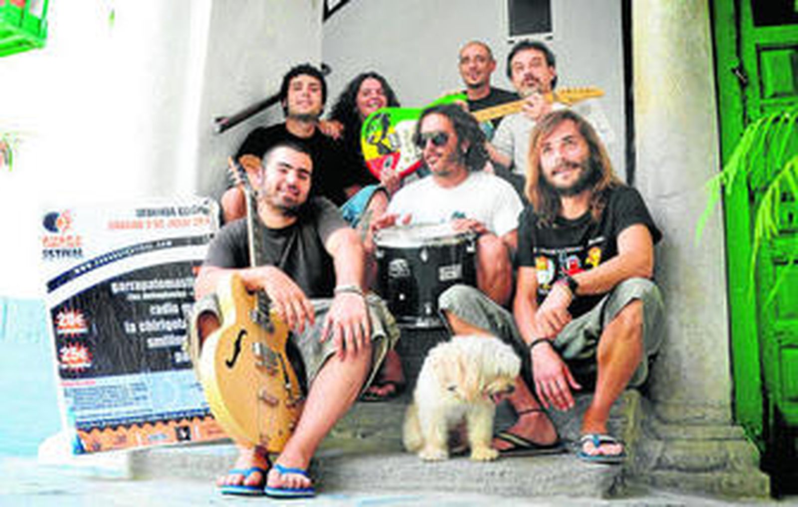 El grupo, junto con un amigo, en el patio de vecinos donde ensayan en el barrio de San Miguel.