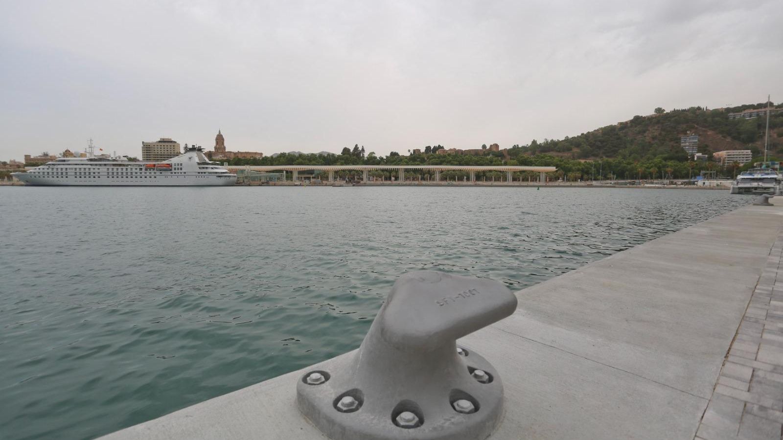 Detalle de un bolardo en el muelle.