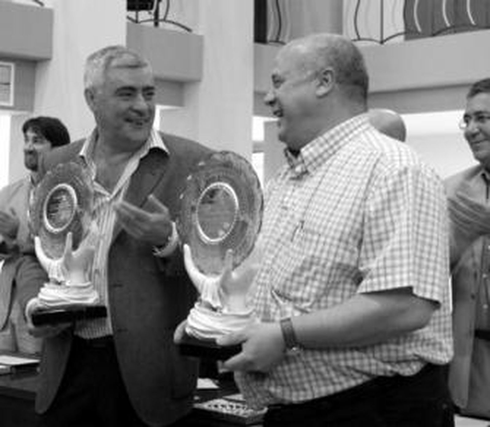 Francisco Mena y Miguel Alberto Díaz posan con sus premios.
