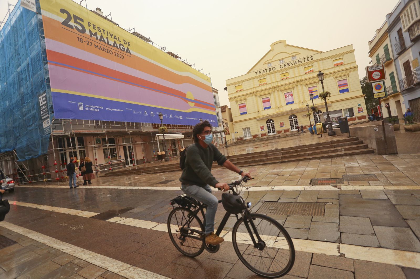 Un ciclista pasa por delante del Cervantes.