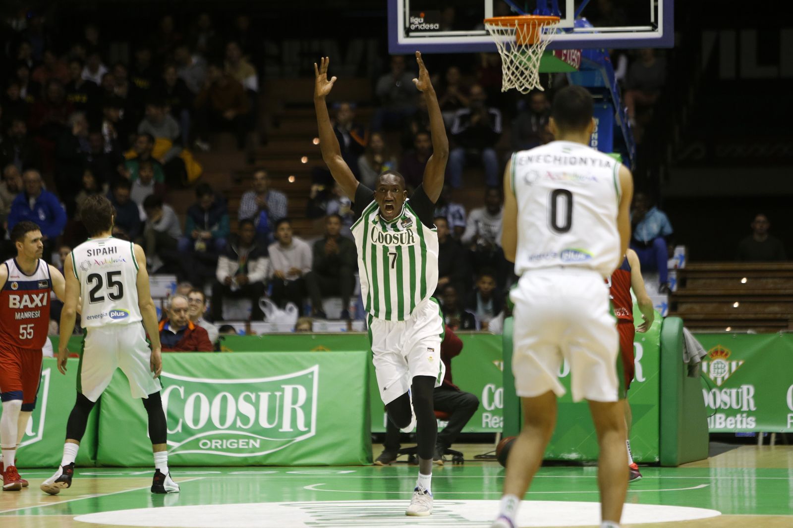 Niang, después de anotar un mate.