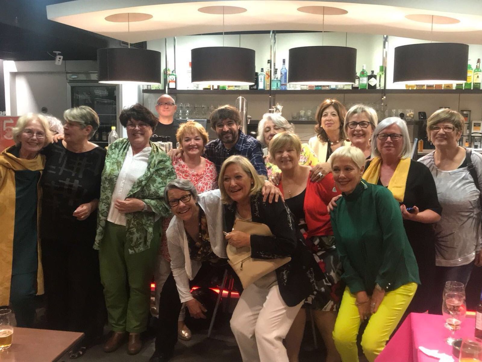 Jordi Évole con las mujeres de 'Bienvenidas al Norte...'. Sagrario Oliver es la tercera por la izquierda.