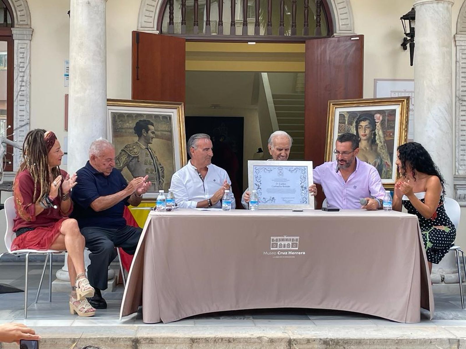 Carlos Corbacho recibe de manos de Juan Franco el reconocimiento