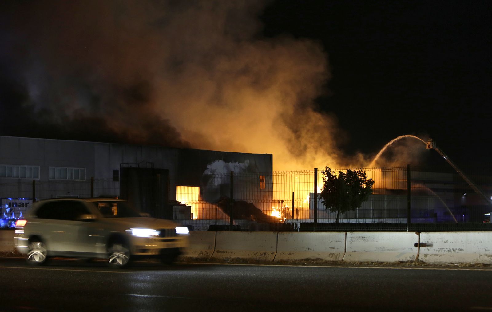 Incendio en Alcalá. Polig.La Red Sur