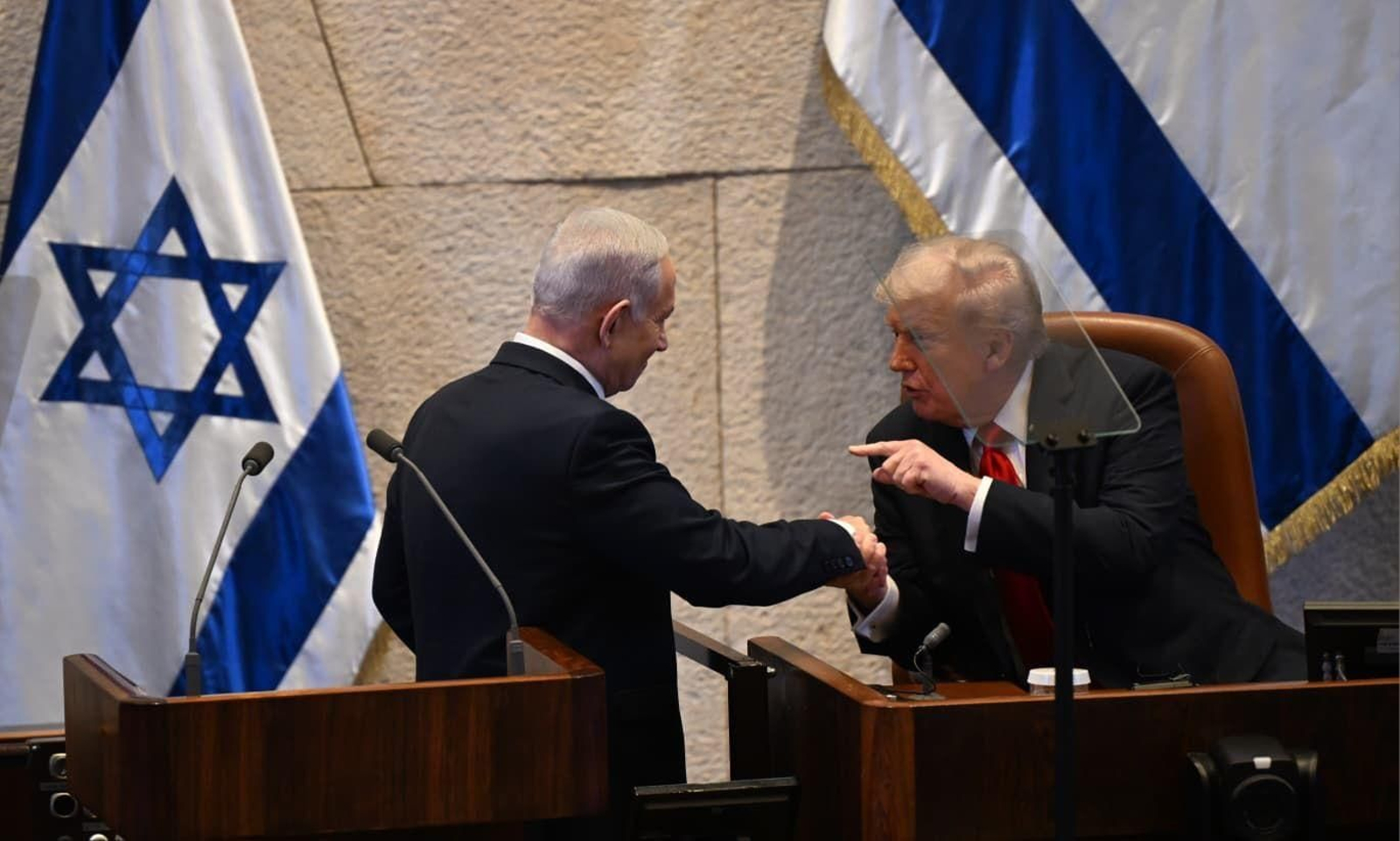 El presidente de Israel, Benjamin Netanyahu, saluda al líder de EEUU, Donald Trump, este lunes en la Asamblea israelí.