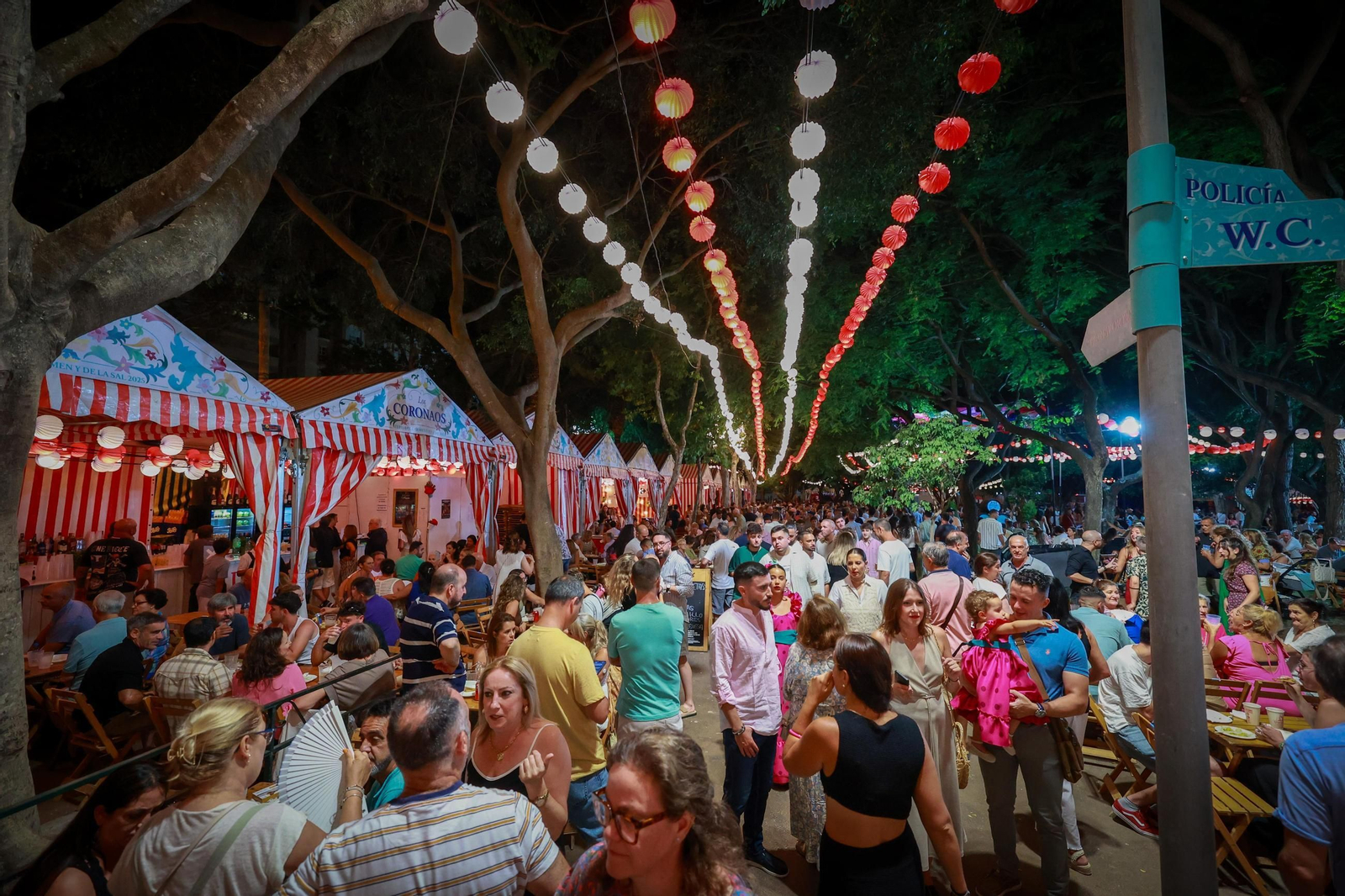 Aspecto que presentaba a primera hora de la noche el recinto del Parque, con el comienzo de la Feria del Carmen y de la Sal en San Fernando