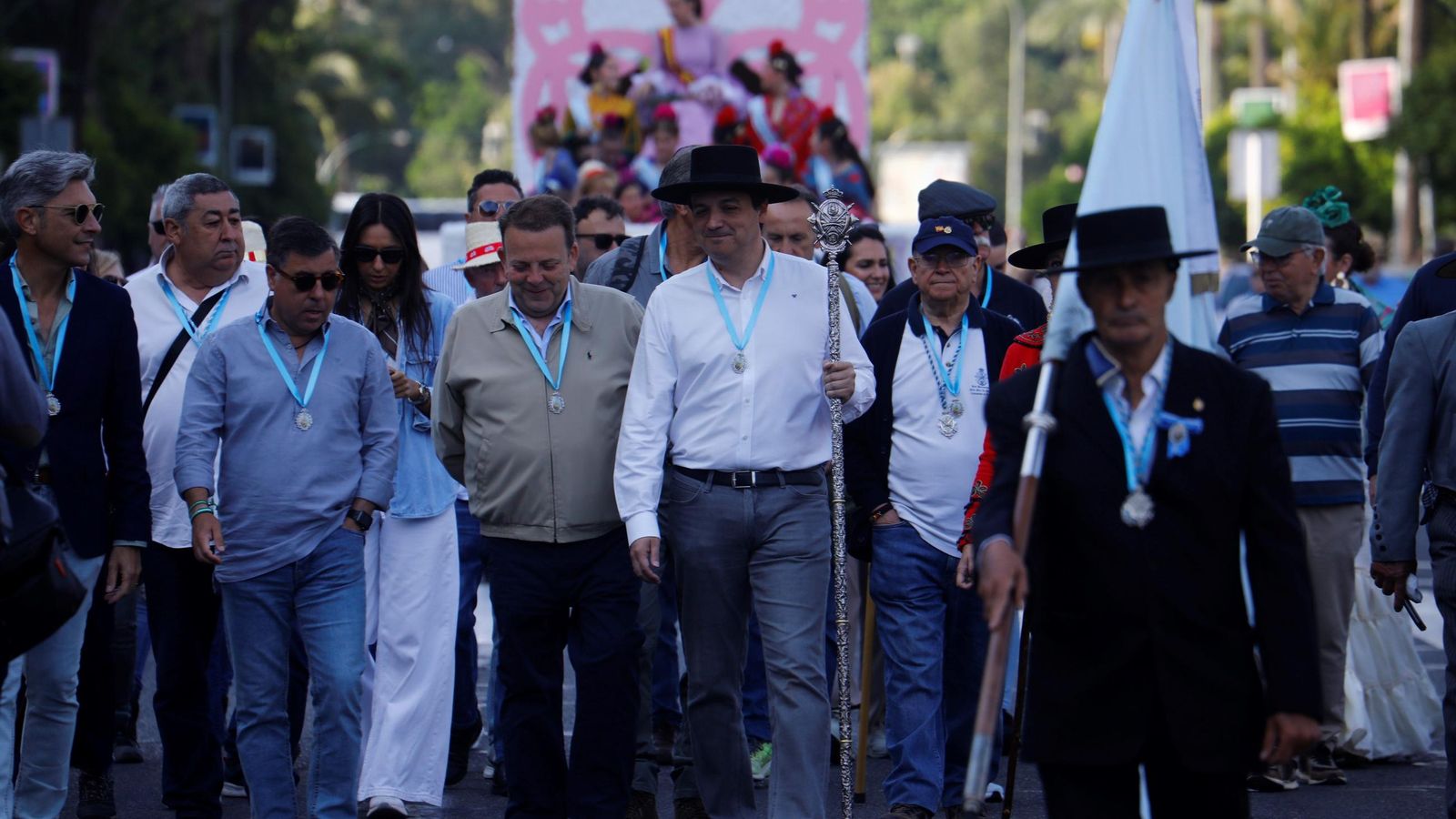 El alcalde de Córdoba, en centro, en la salida de la romería