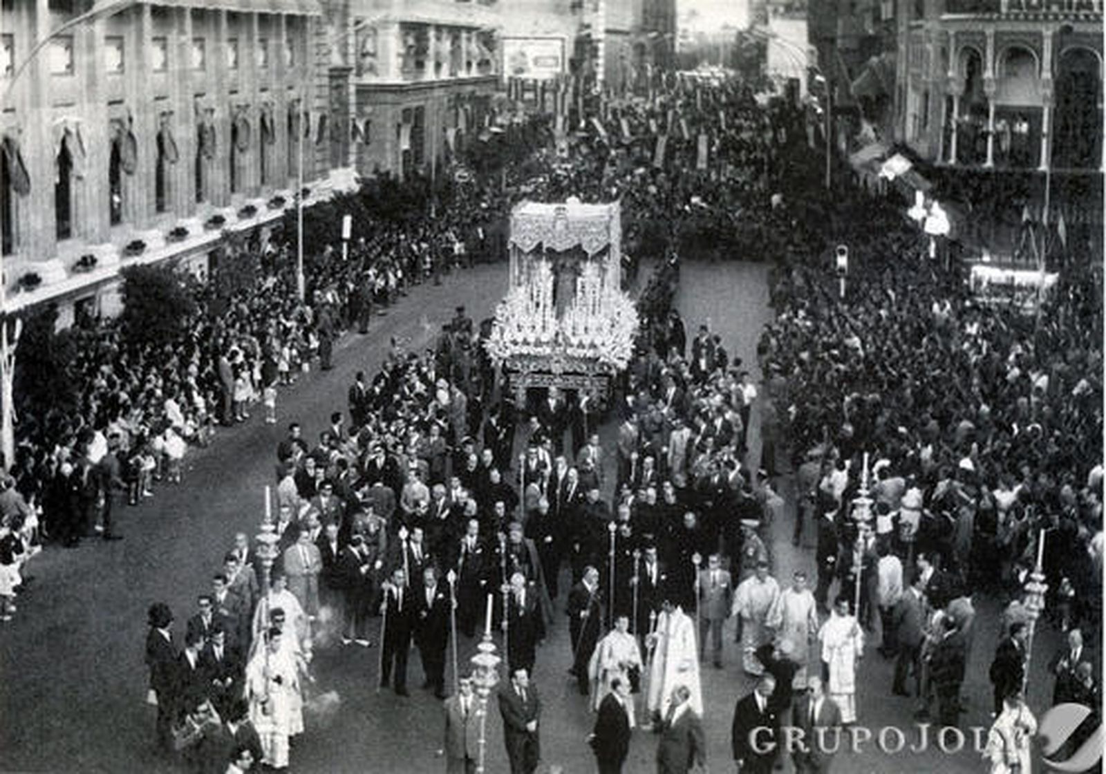 Procesión de regreso por la Avenida tras la coronacion del 3 junio de 1964.