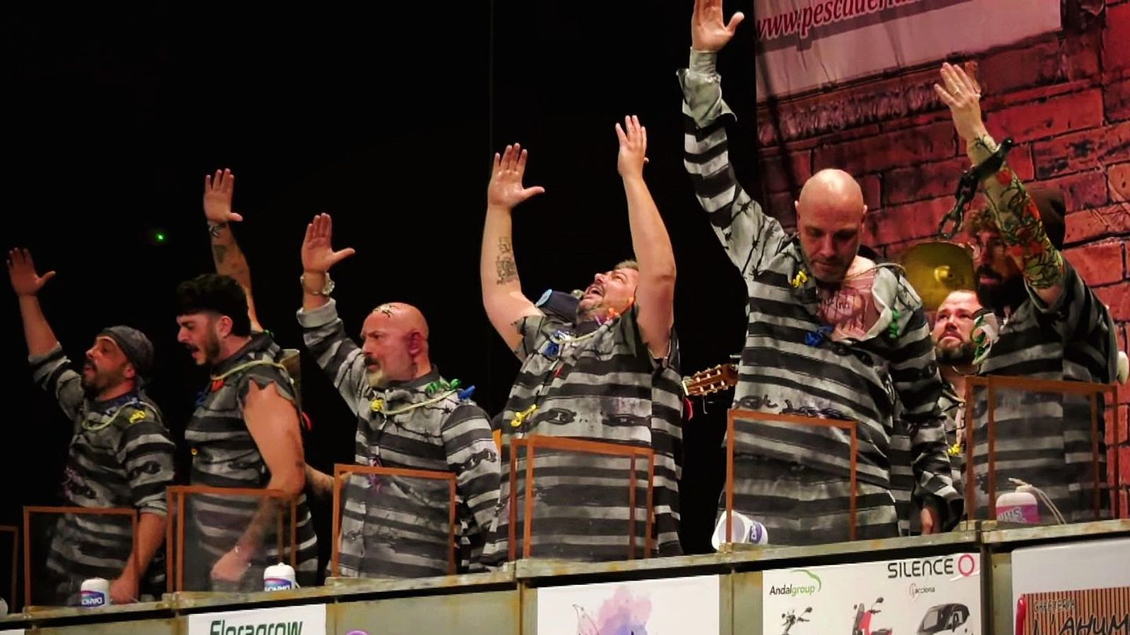 La Chirigota del Popete durante el Concurso Oficinal de Agrupaciones de Carnavales de Jaén 2026.