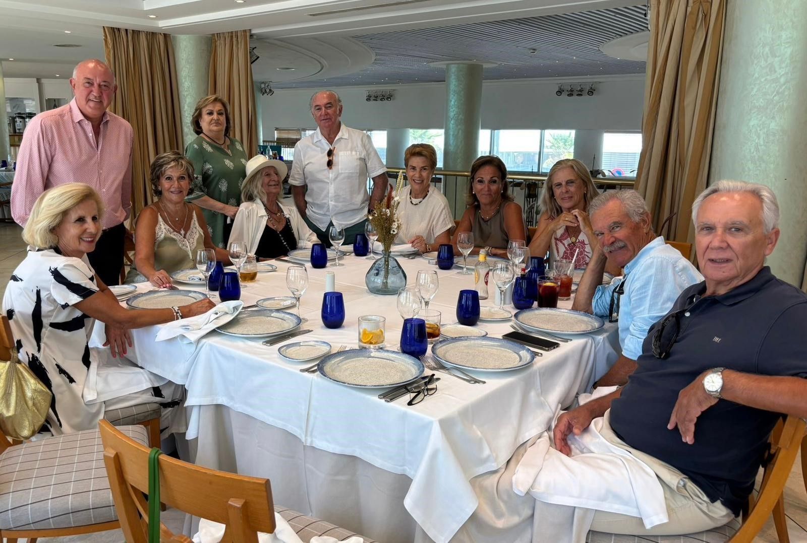 La anfitriona, Pili Dorado, con Lina Román, Pepe Gómez Vela, Charo Lacave, Maru y Pico Julbes, Mamen Álvarez, Melele Julbes, Laura Herrero, Fernando Rasco y Pepe Galindo, durante la celebración en el Hotel Playa Victoria.