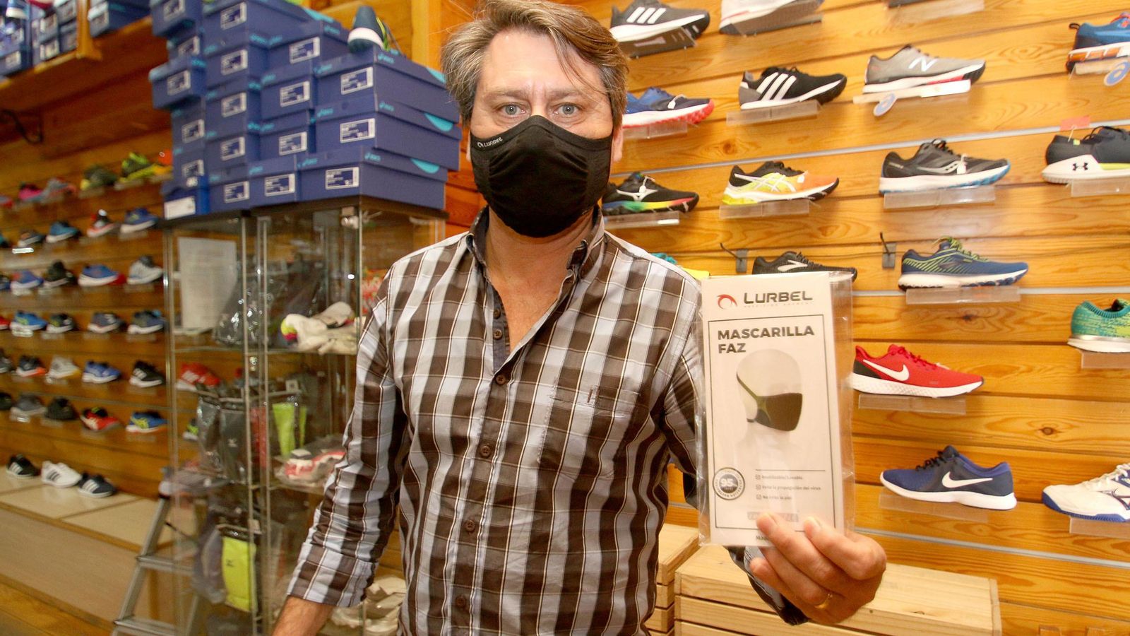 José Daniel, en su tienda con la mascarilla y la carátula explicativa.