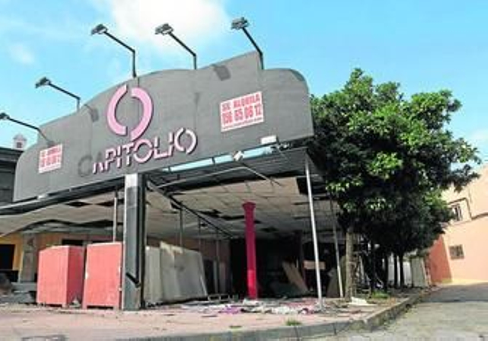 Imagen en la tarde del viernes de la discoteca Capitolio, antigua Generatriz, casi desmantelada y un local del Secano, en desuso.