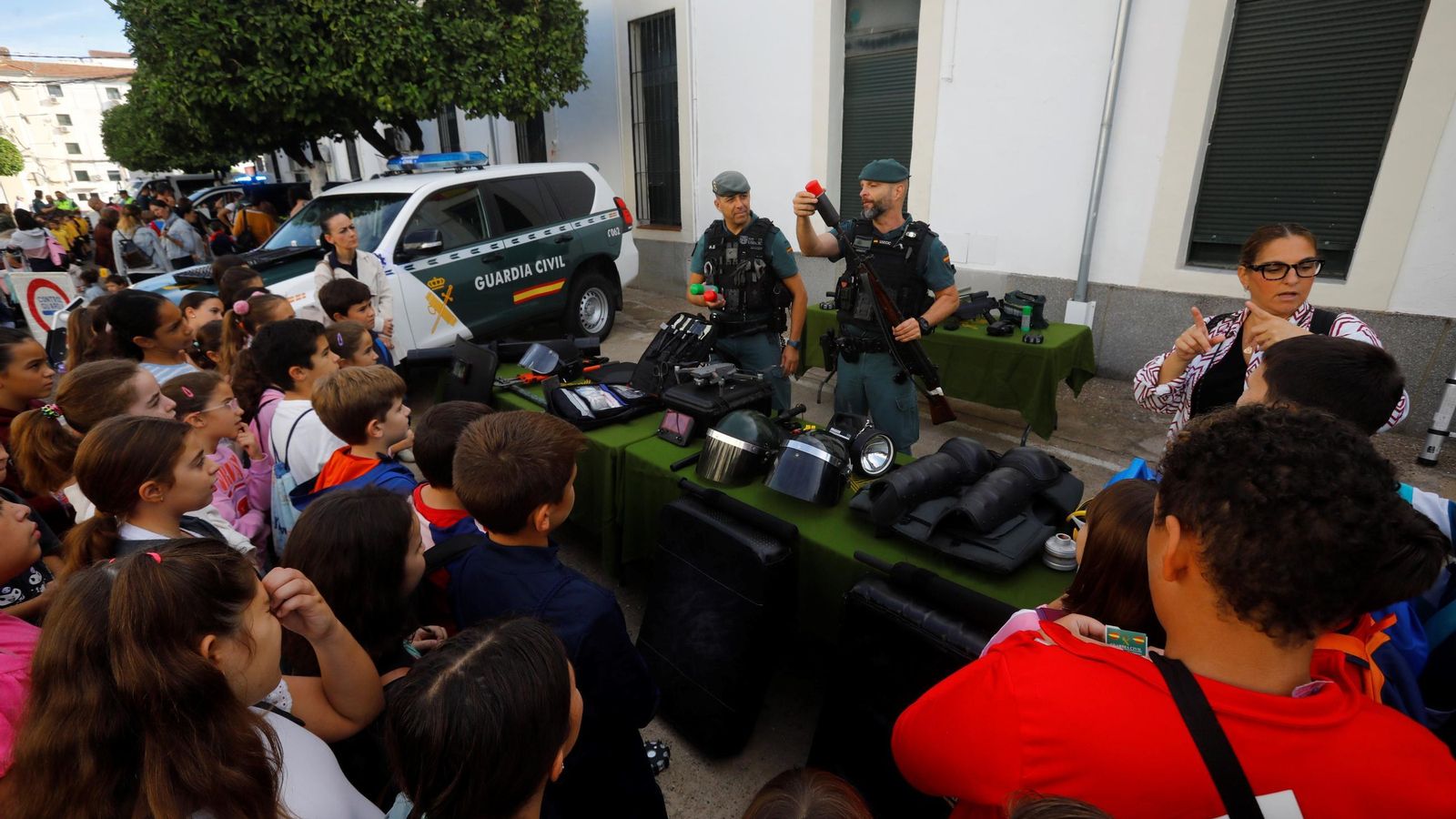 Agentes de la Guardia Civil muestran armamento. Agentes de la Guardia Civil muestran armamento.