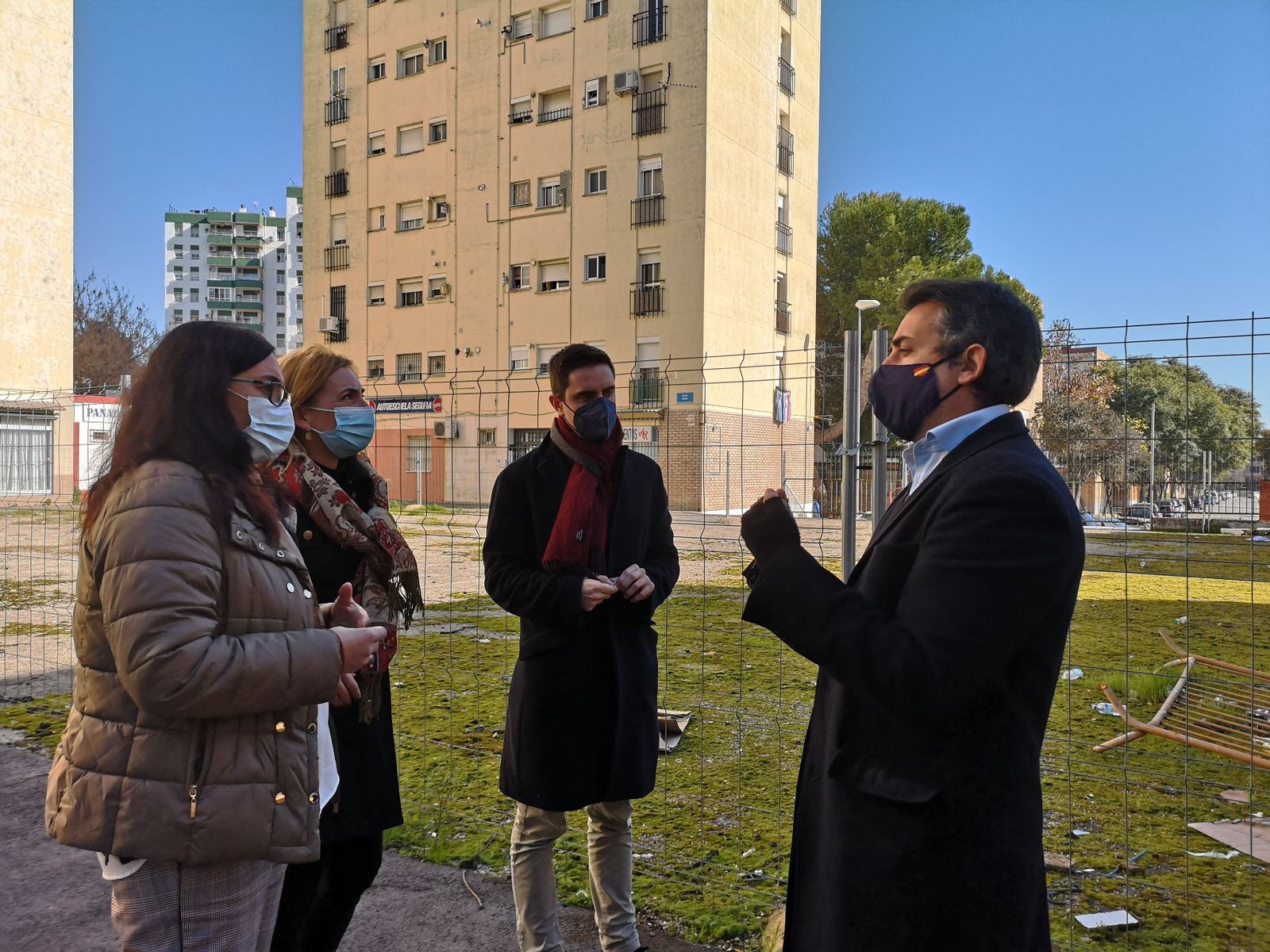 Miembros del PP visitando la plaza Venus.