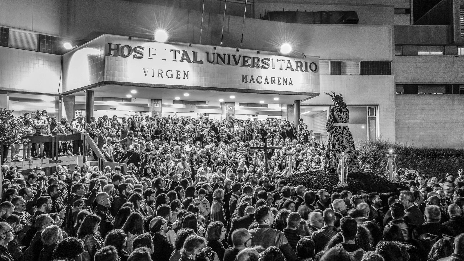La fotografía del Señor de la Sentencia ante el hospital.