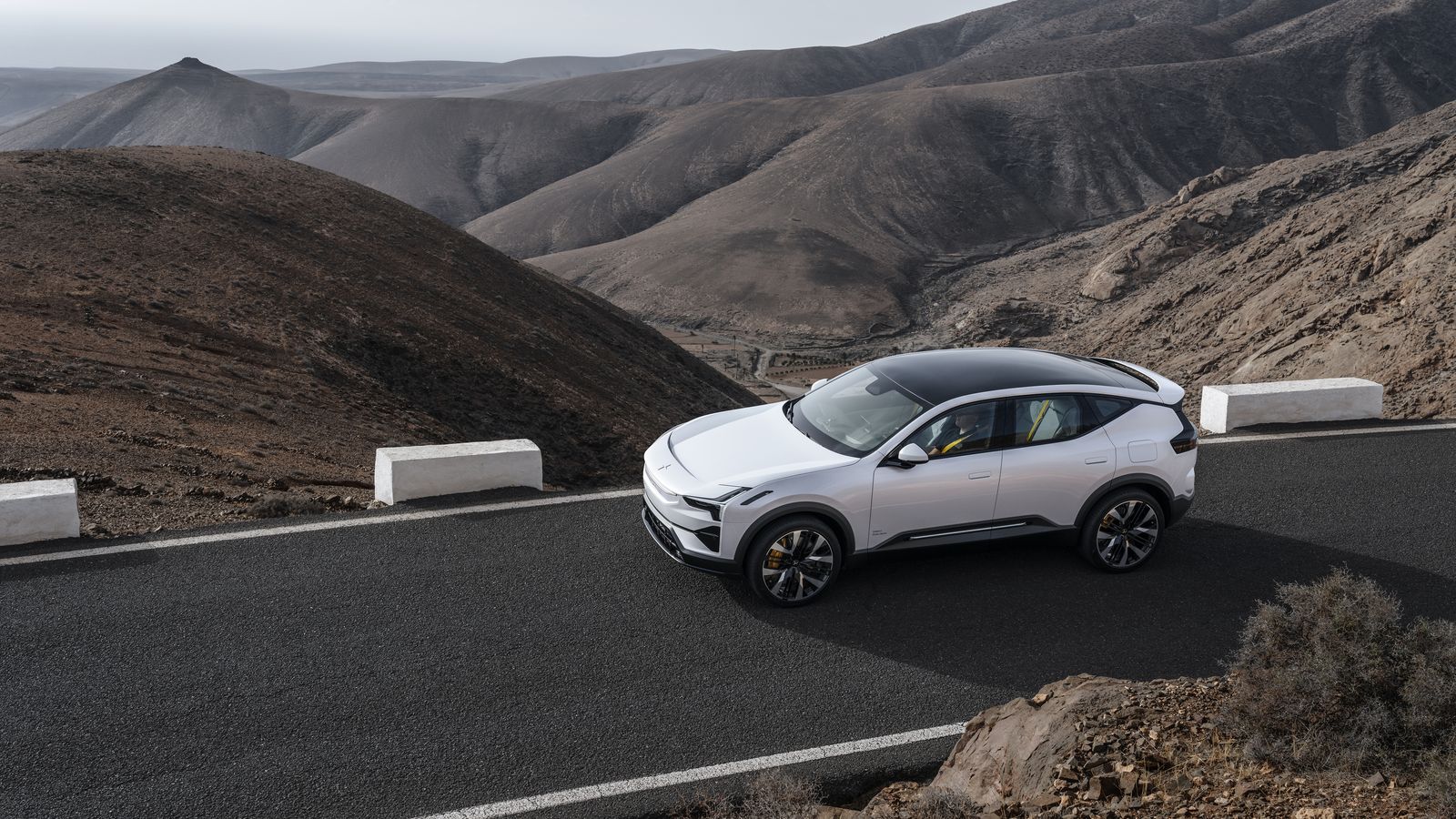 La mínima autonomía WLTP homologada por Polestar para este modelo es de 560 km; la máxima, 610 km.