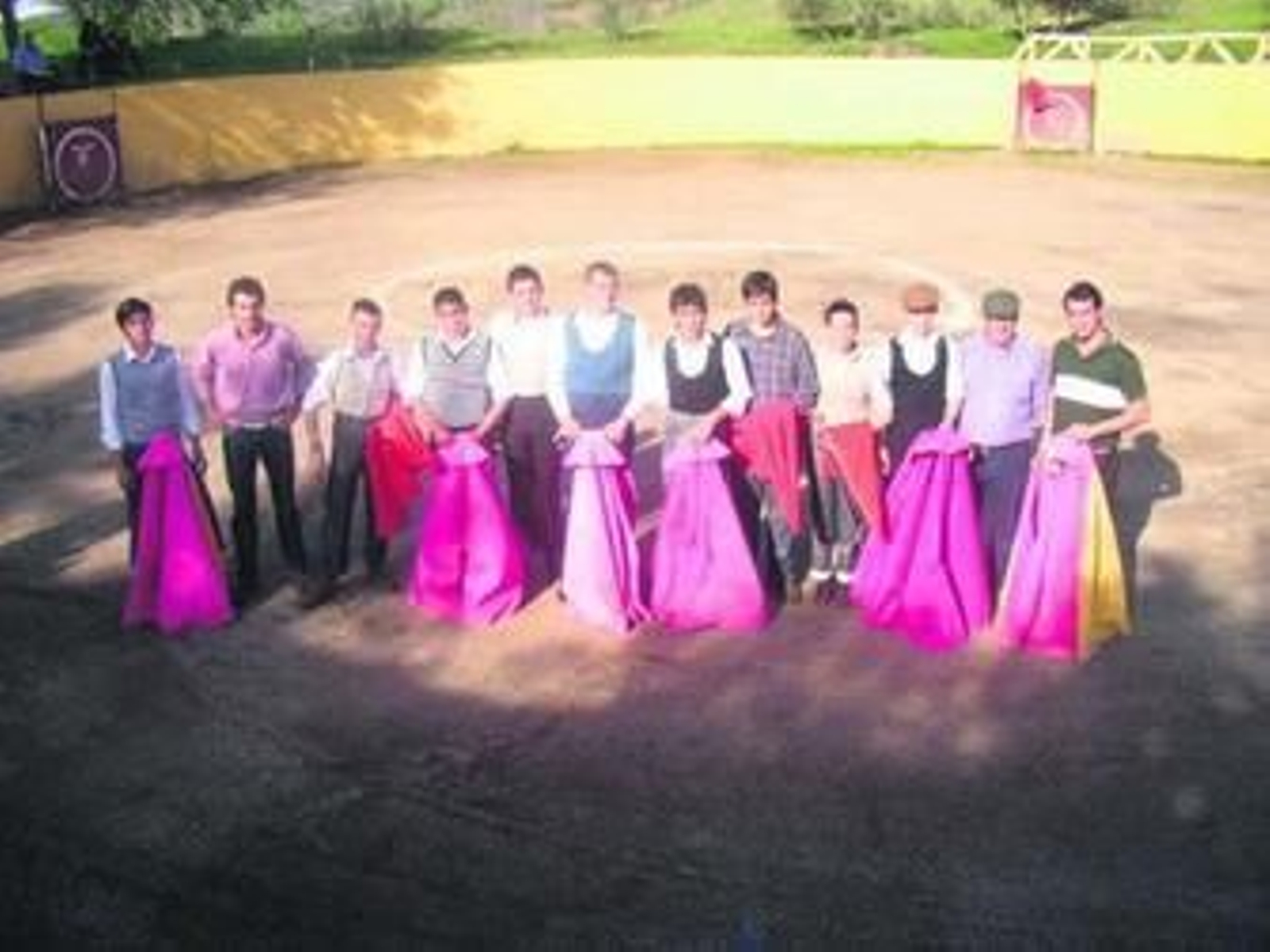 Los alumnos de la Escuela con sus responsables en un tentadero en casa de Francisco Porcel.