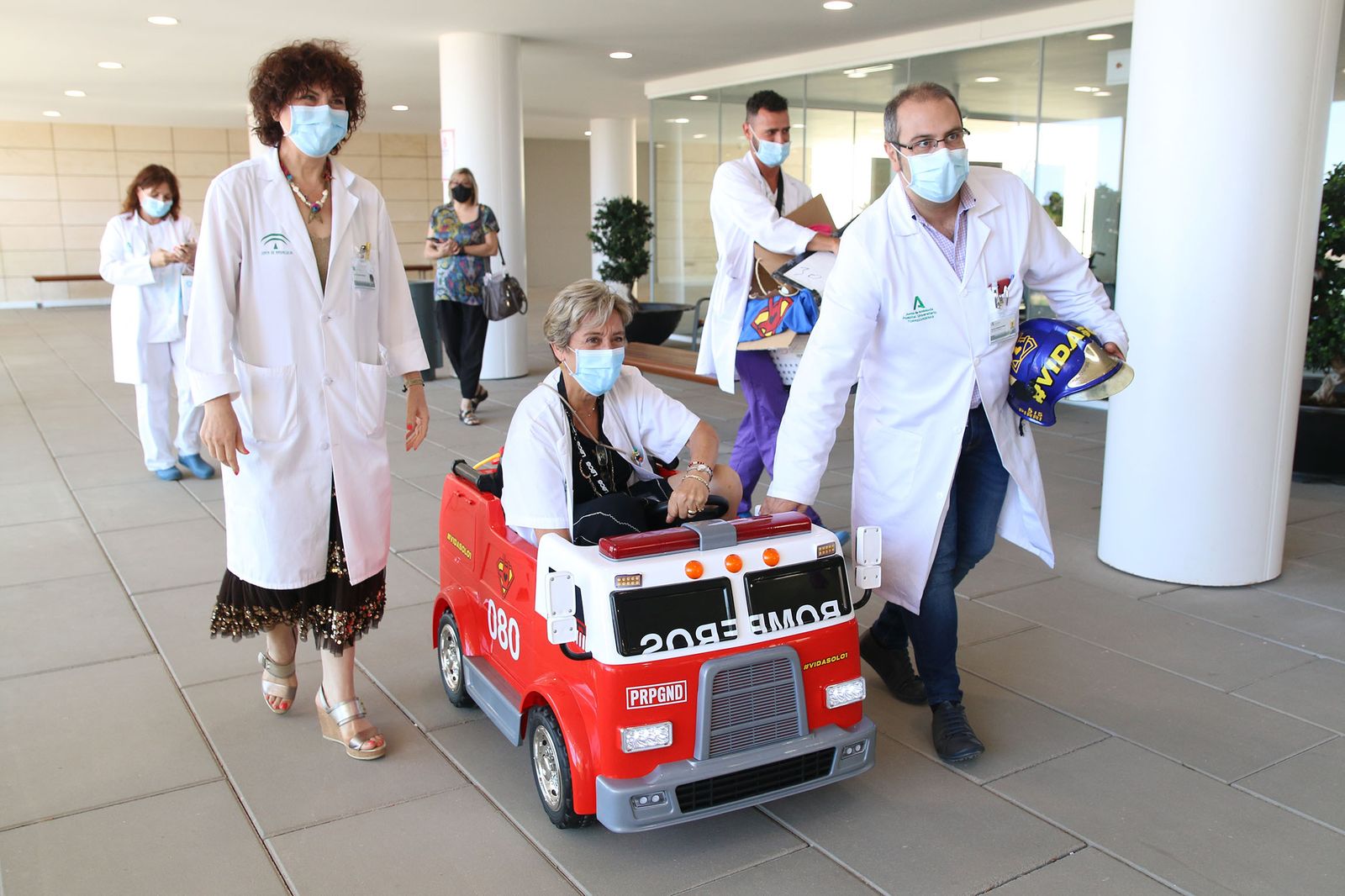Fotogalería los bomberos de Almería regalan un cochecito eléctrico y camisetas a los niños hospitalizados de Torrecárdenas