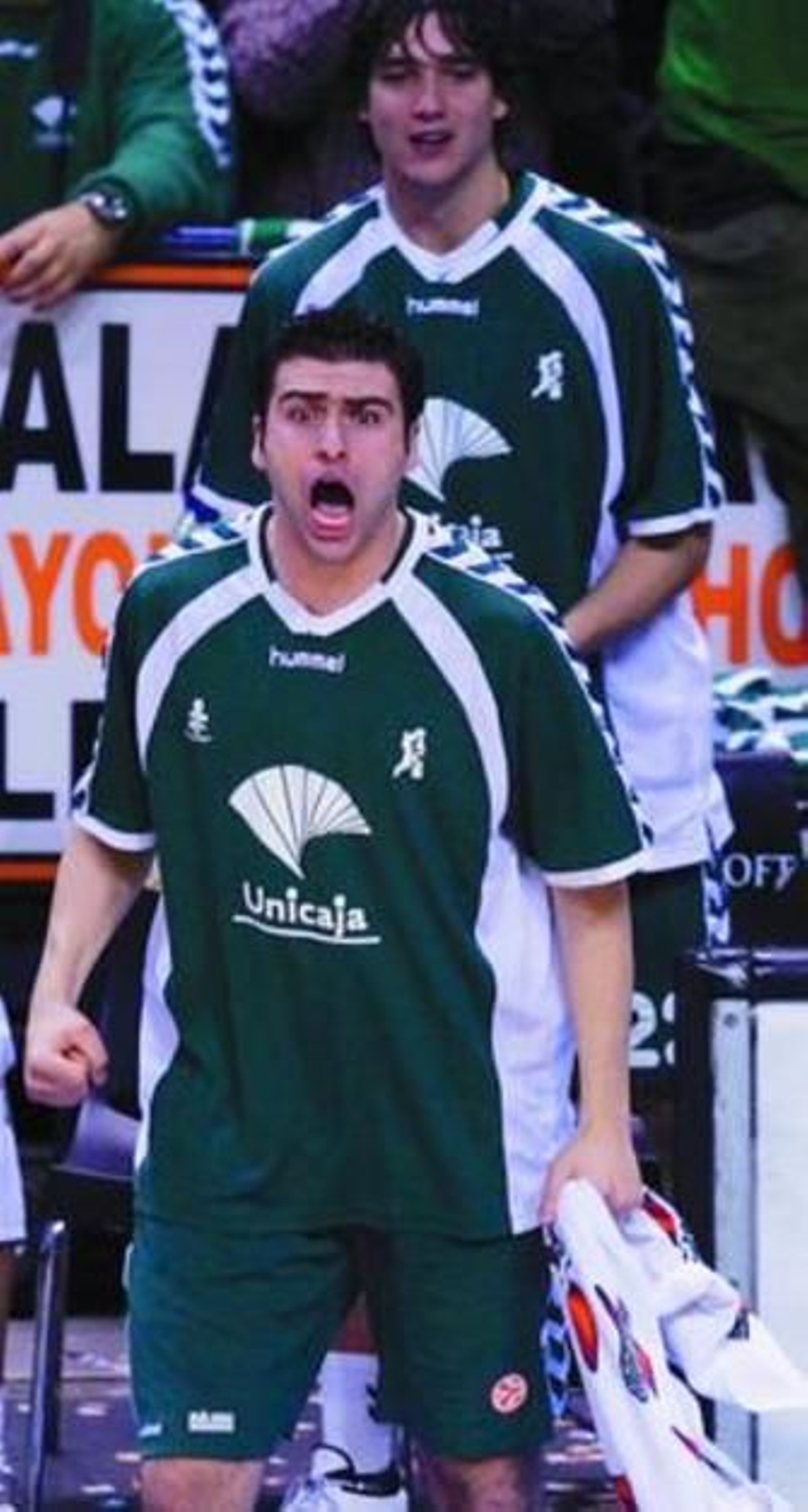 Vasileiadis grita a la cancha en un partido como cajista.