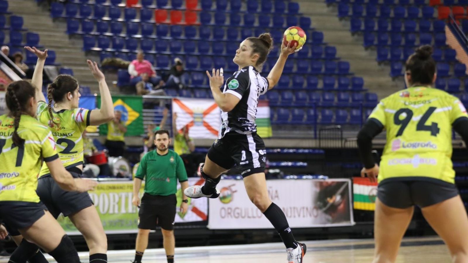 Elena Cuadrado lanza a portería.