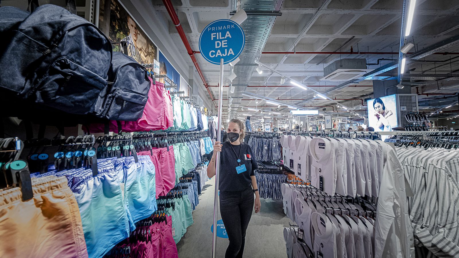 Interior de la tienda de Primark en Bahía Sur .
